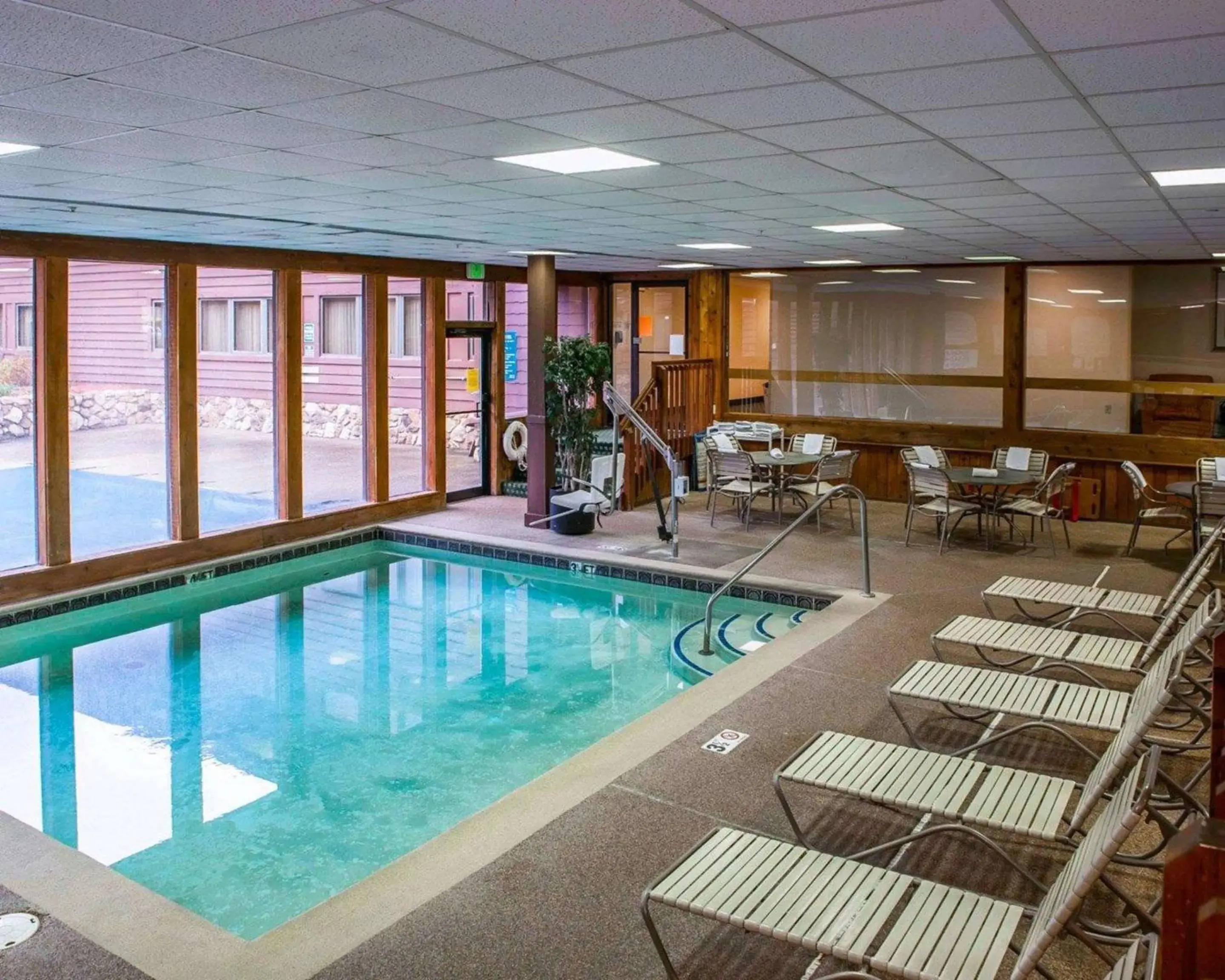 Swimming pool in Quality Inn & Suites Goshen Swimming pool in Quality Inn & Suites Goshen
