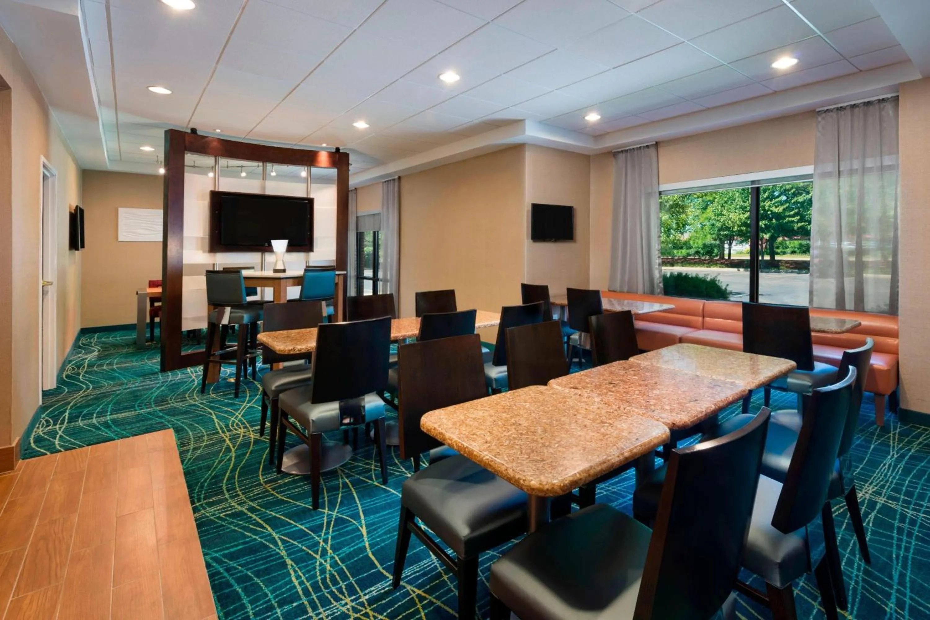 Restaurant/places to eat in SpringHill Suites Mishawaka-University Area
