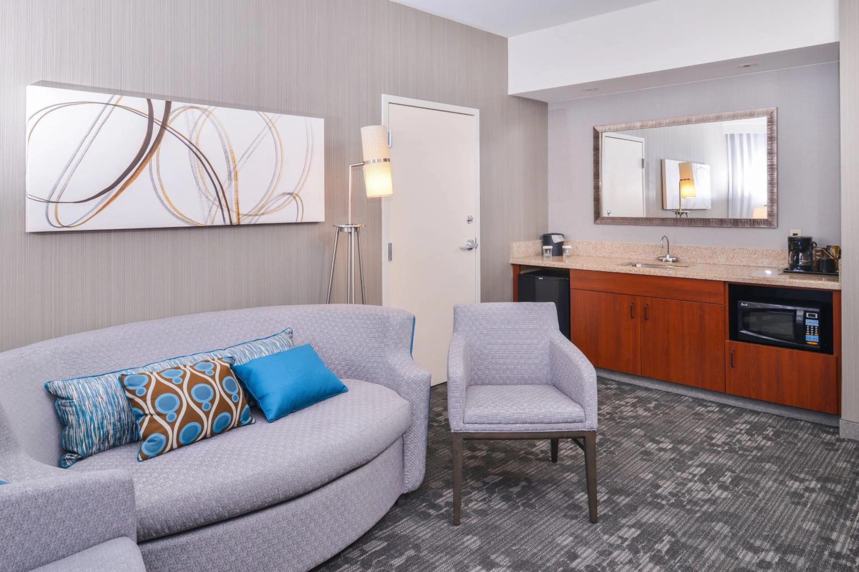 Living room in Courtyard by Marriott San Luis Obispo