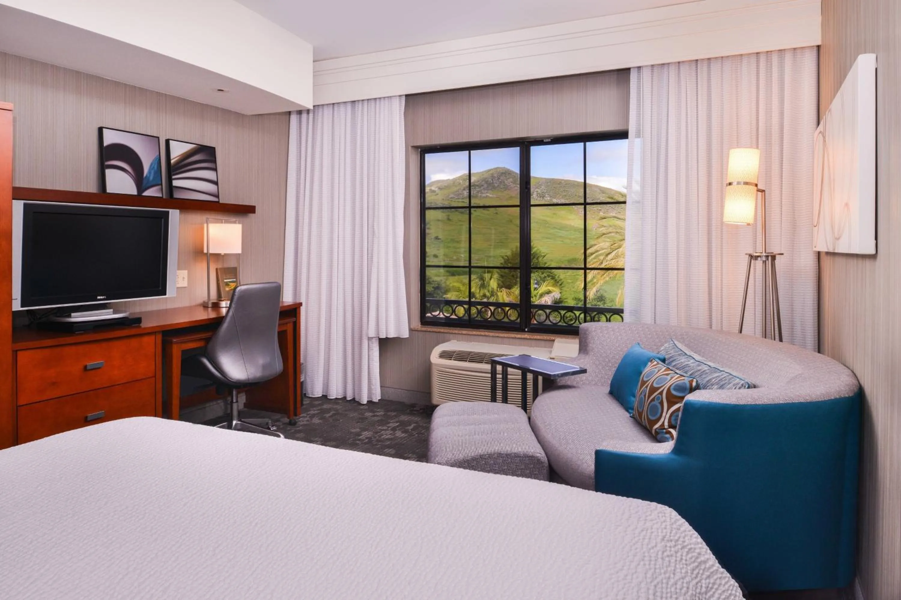 Living room, Bed in Courtyard by Marriott San Luis Obispo