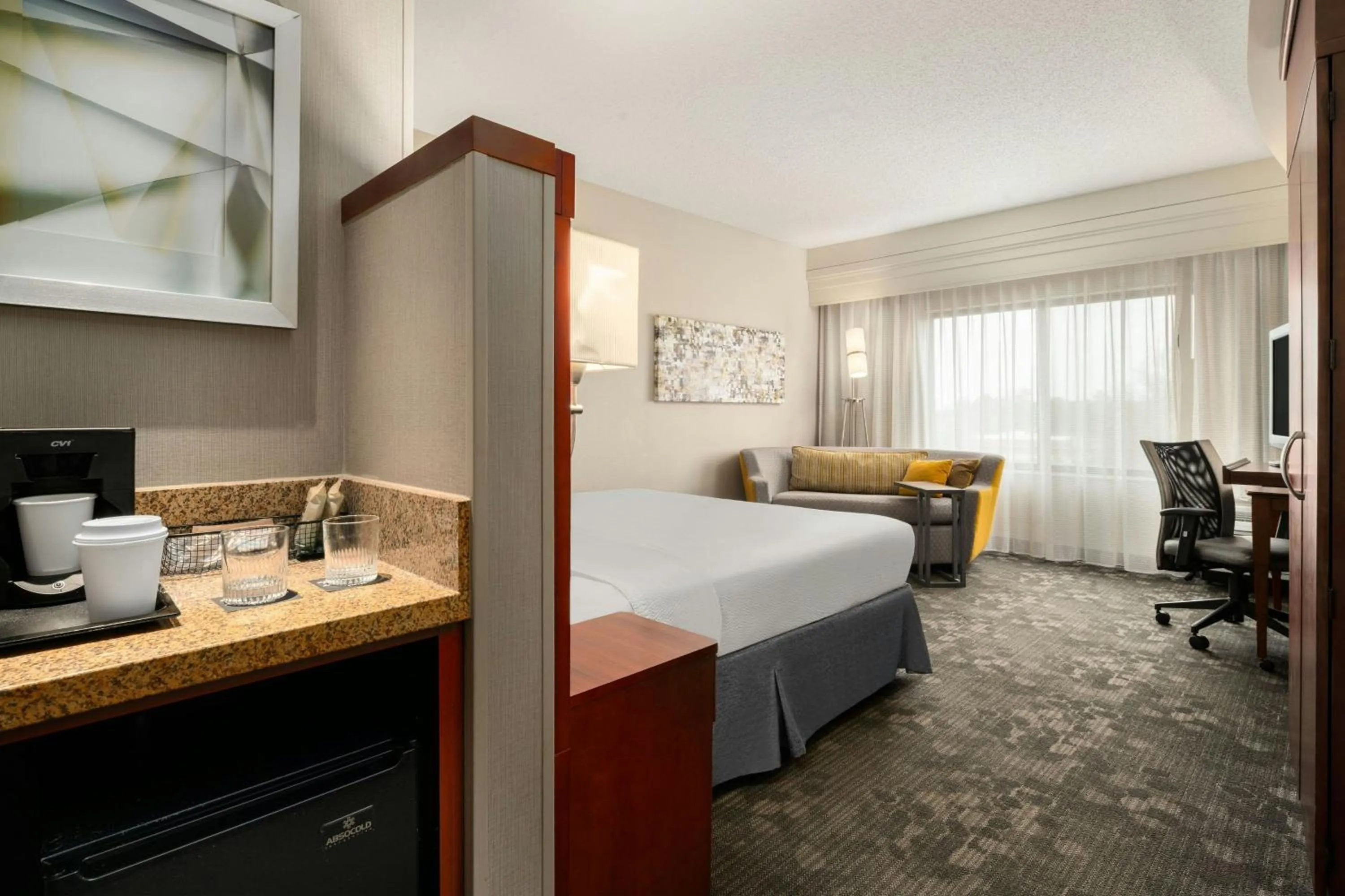 Photo of the whole room, Bed in Courtyard by Marriott Salisbury