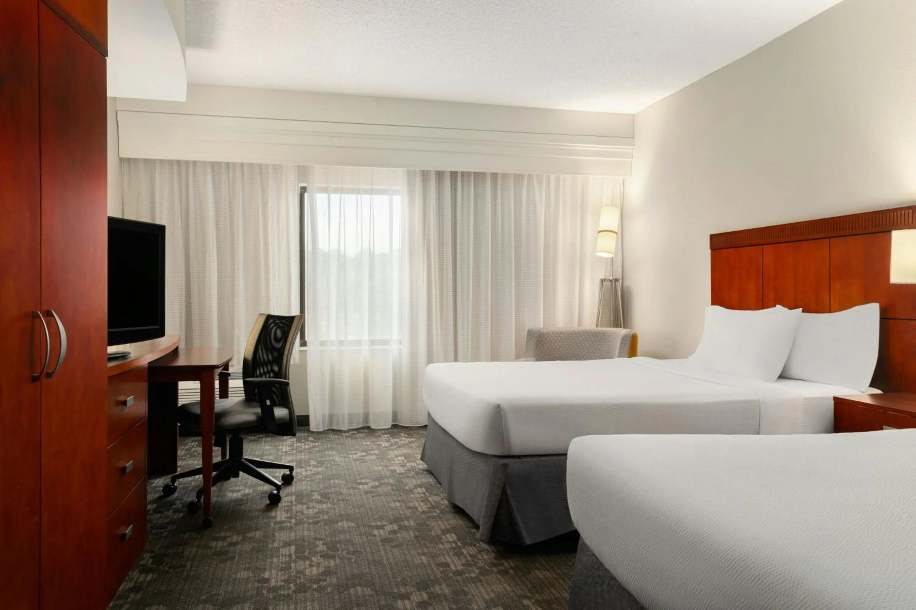 Photo of the whole room, Bed in Courtyard by Marriott Salisbury