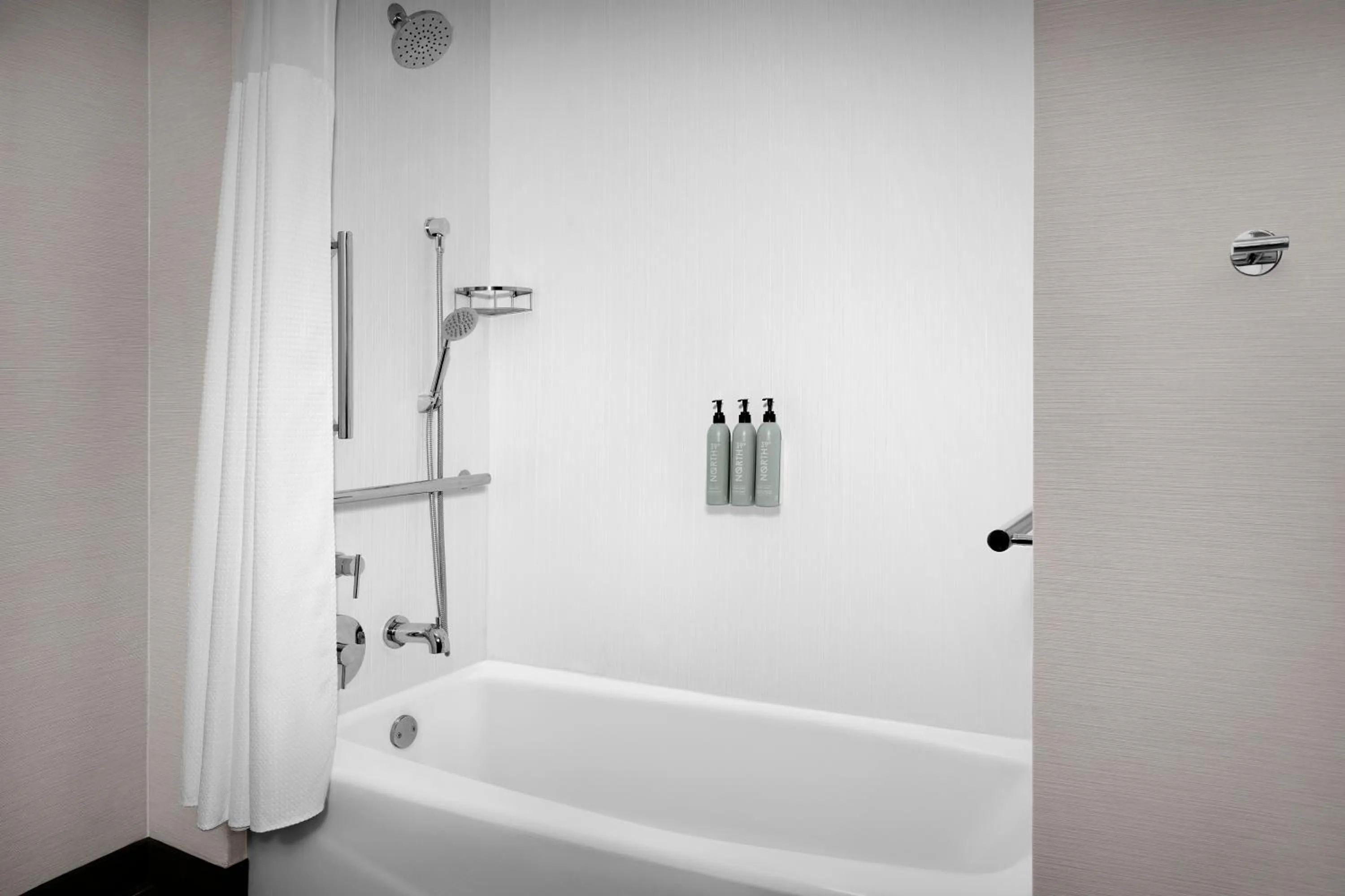 Bathroom in Courtyard by Marriott Paso Robles