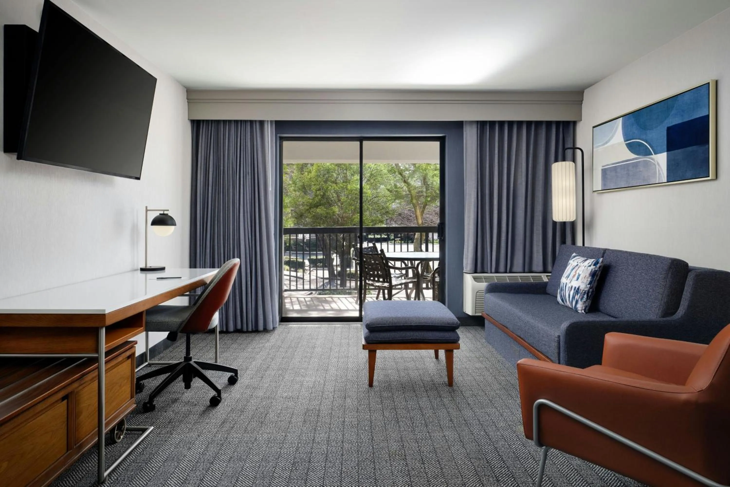 Living room in Courtyard by Marriott Stockton