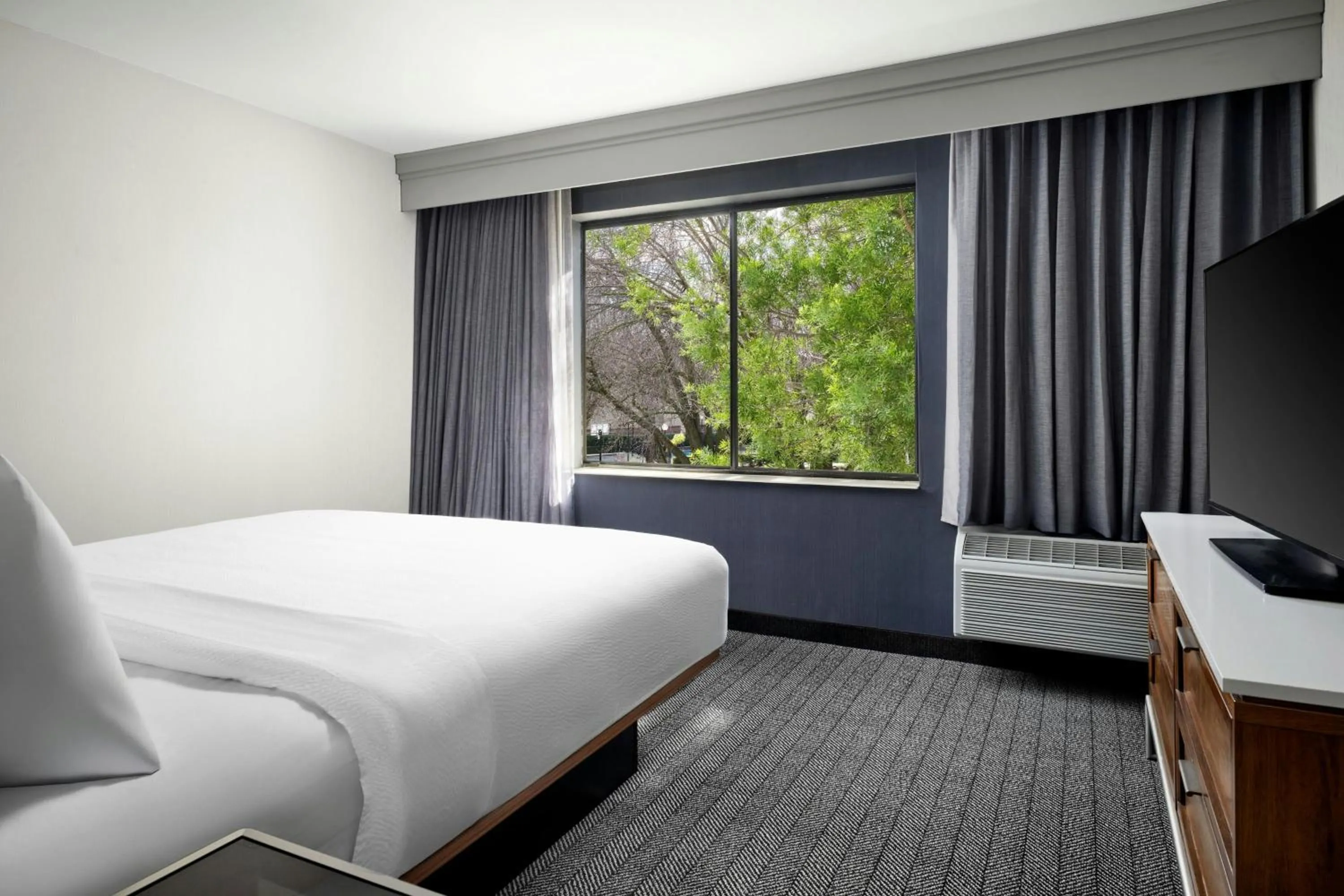 Bedroom, Bed in Courtyard by Marriott Stockton