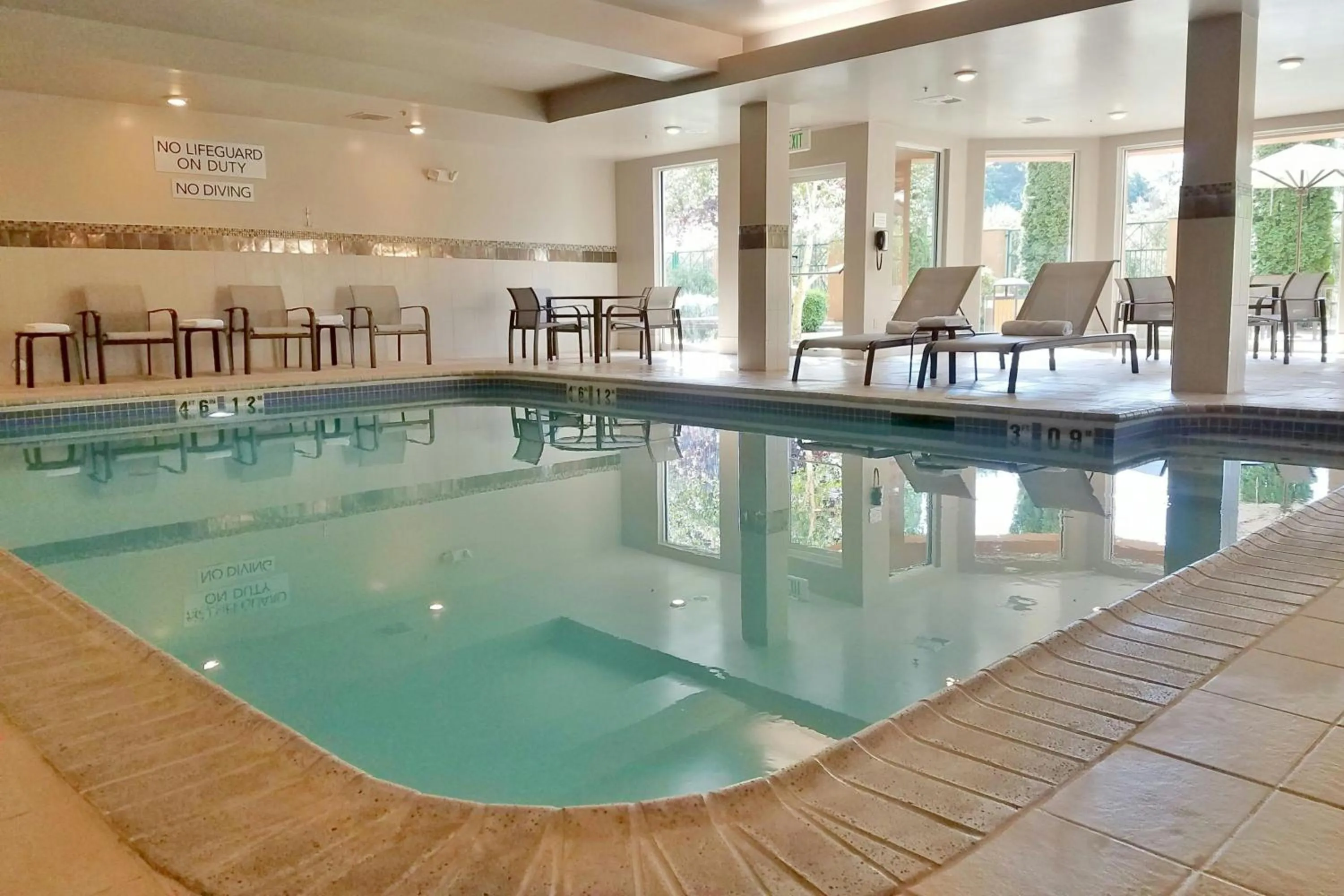 Swimming pool in Courtyard Seattle North / Lynnwood Everett