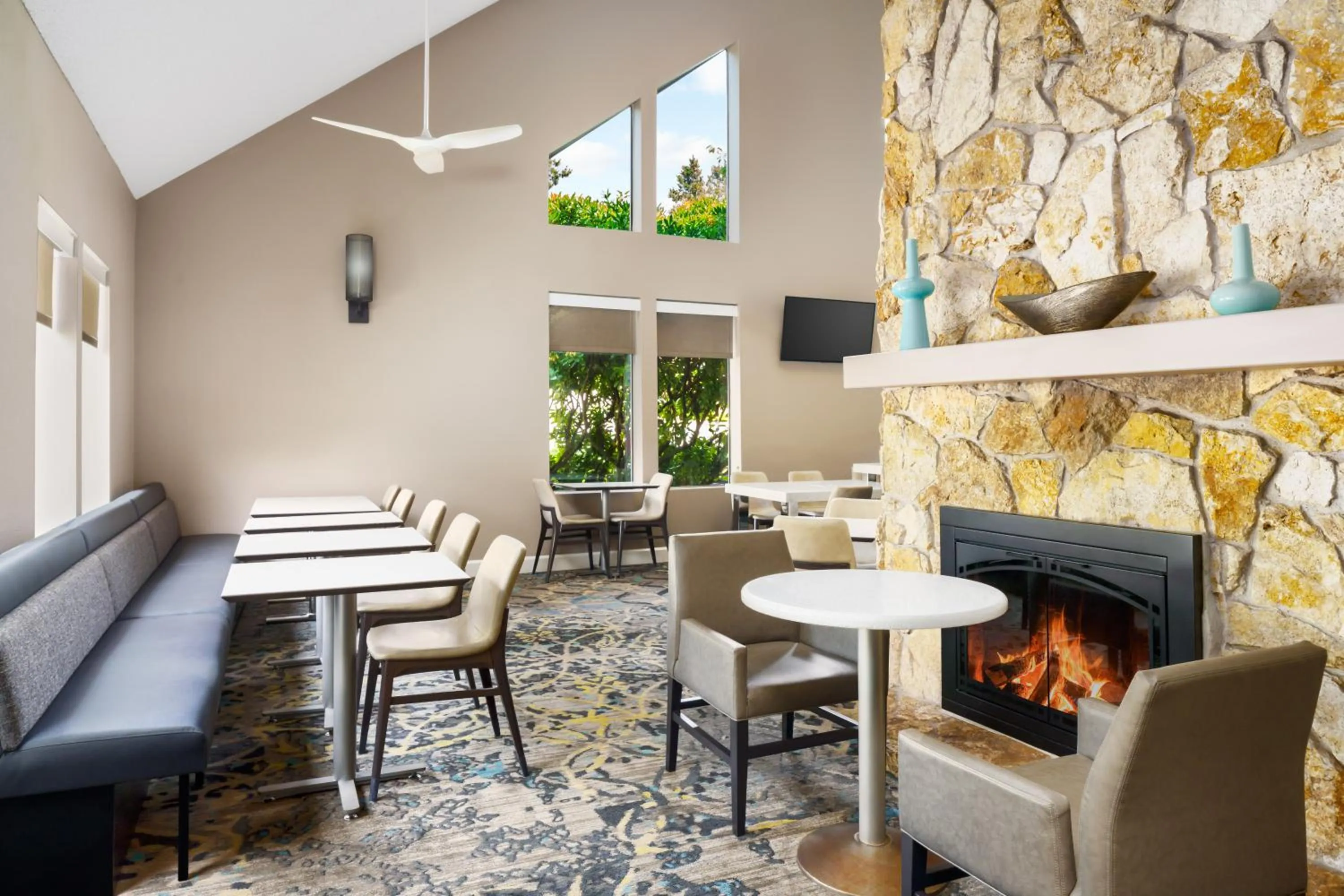 Dining area in Residence Inn Seattle North/Lynnwood Everett