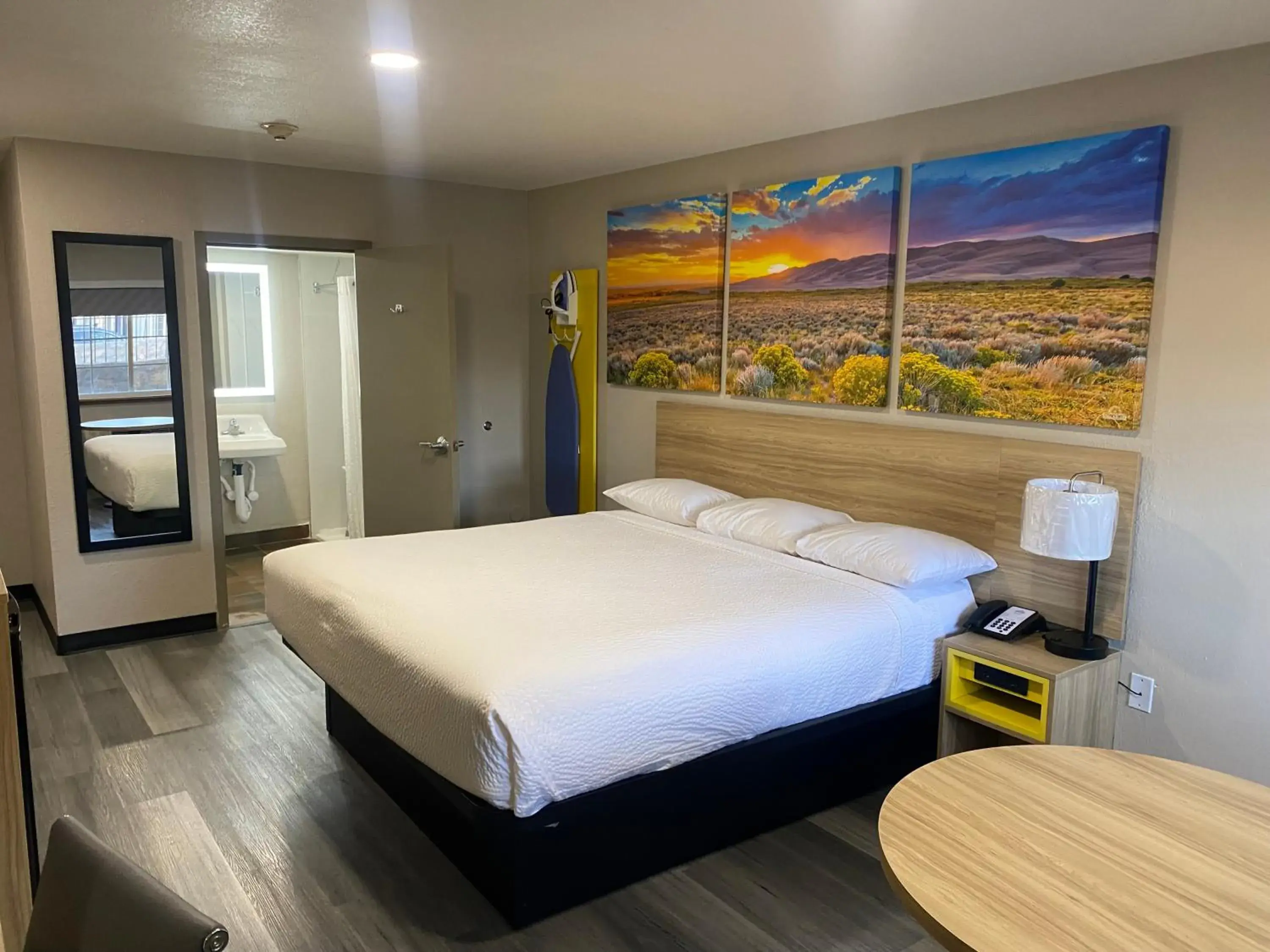 King Room with Roll-in Shower - Mobility Access/Non-Smoking in Days Inn by Wyndham El Paso West King Room with Roll-in Shower - Mobility Access/Non-Smoking in Days Inn by Wyndham El Paso West