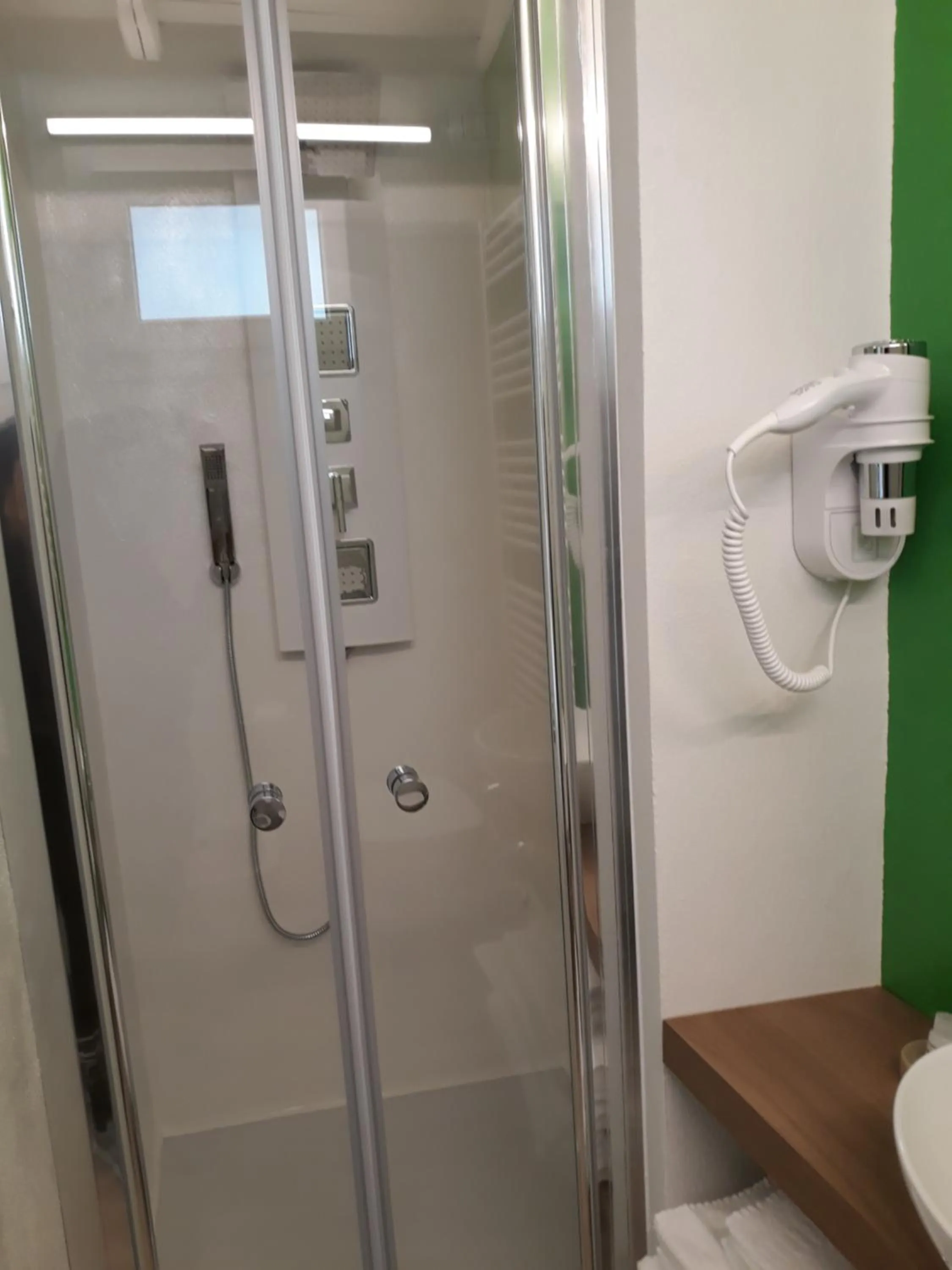 Shower in Suite Color Verona