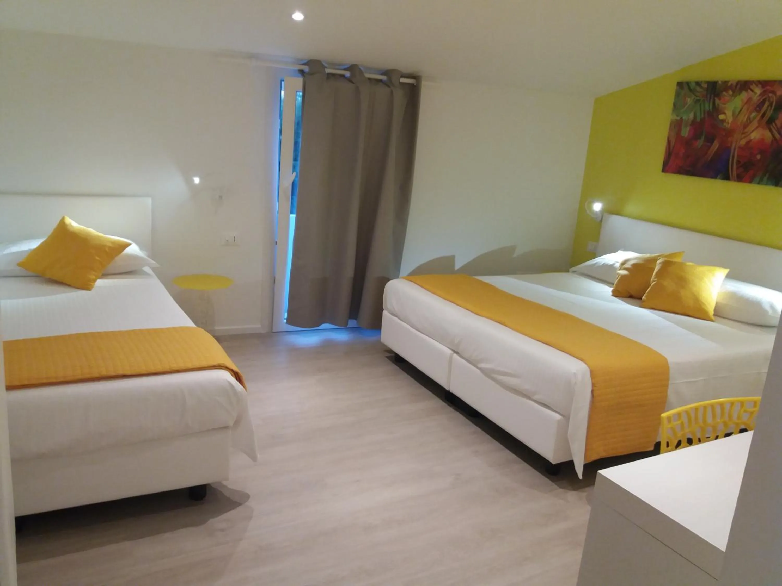 Photo of the whole room, Bed in Suite Color Verona
