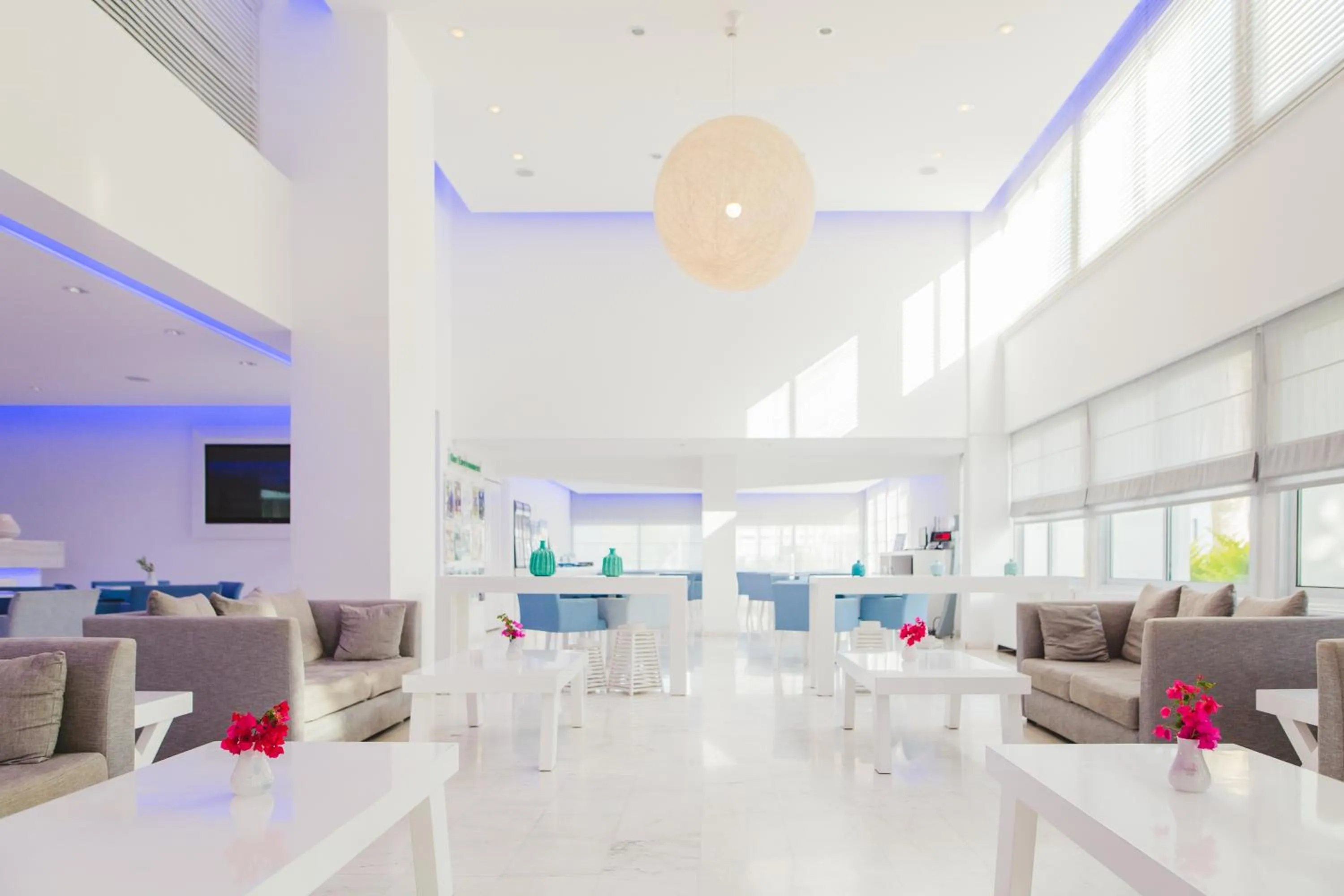 TV and multimedia in Nissi Park Hotel