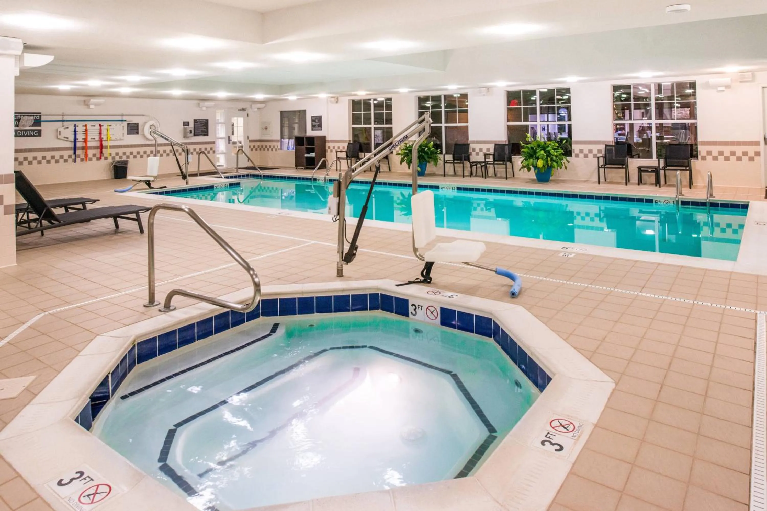 Swimming pool in Residence Inn Waynesboro