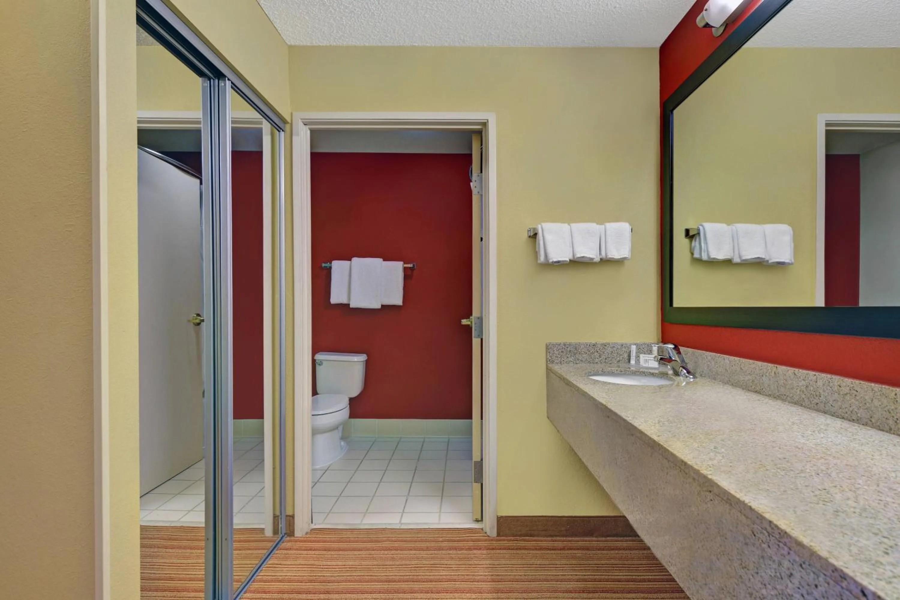 Bathroom in Courtyard Shreveport Airport