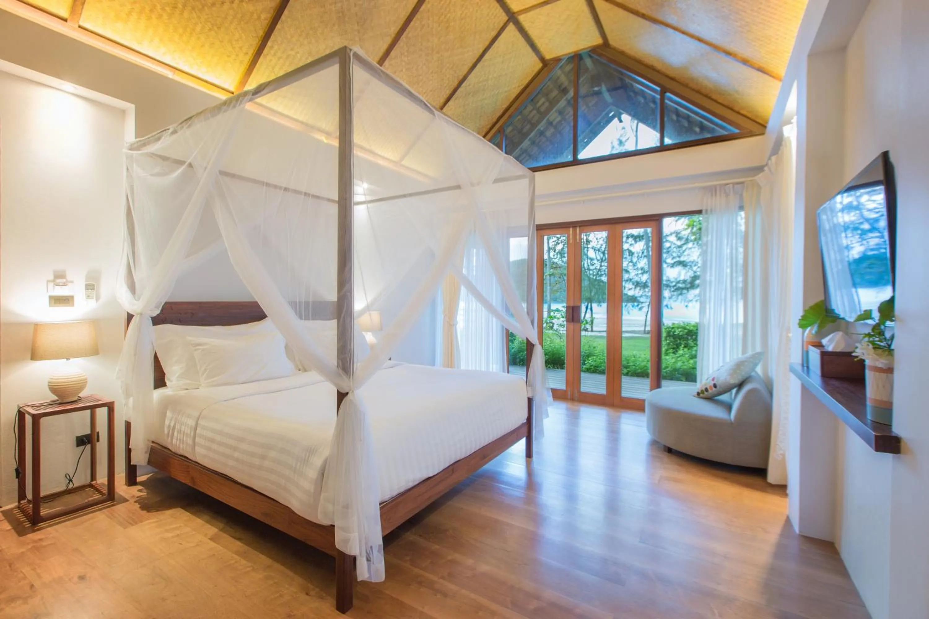 Photo of the whole room, Bed in Mira Montra Resort Koh Mak