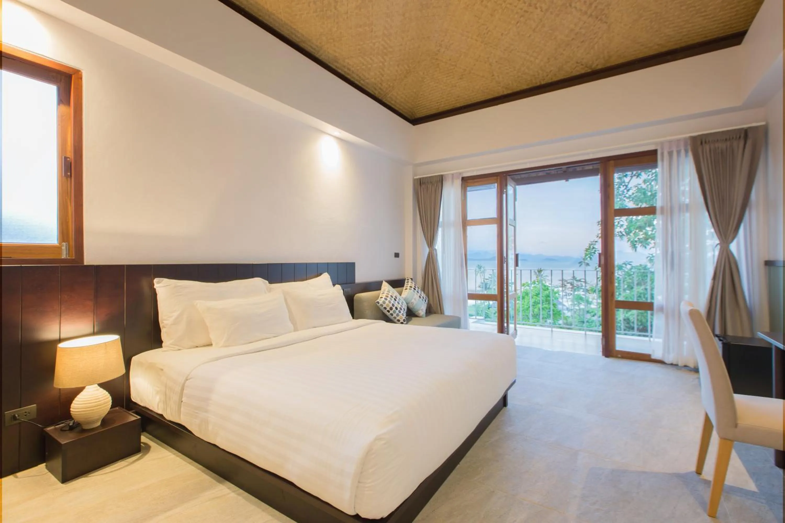 Photo of the whole room, Bed in Mira Montra Resort Koh Mak