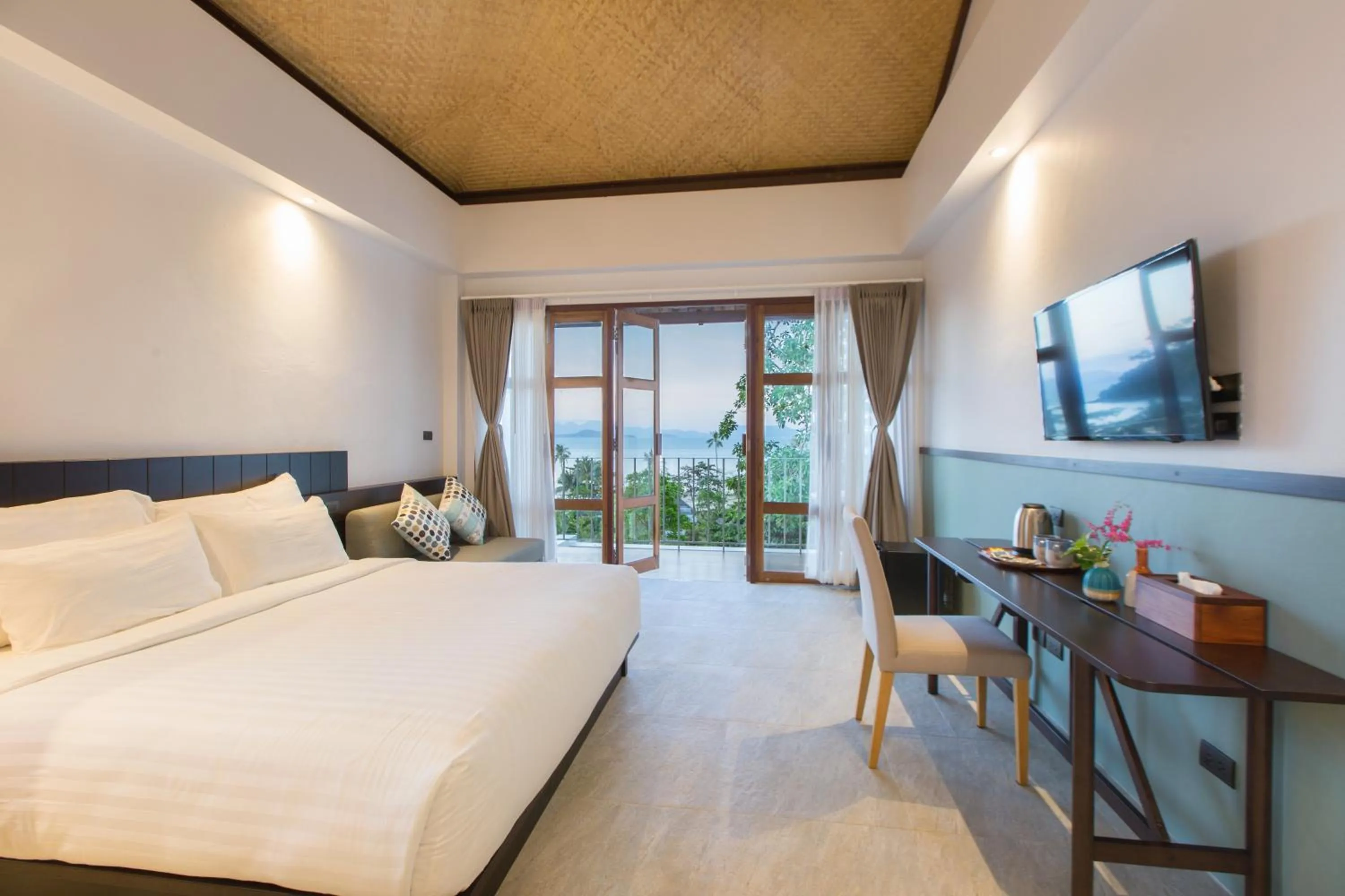 Photo of the whole room, Bed in Mira Montra Resort Koh Mak