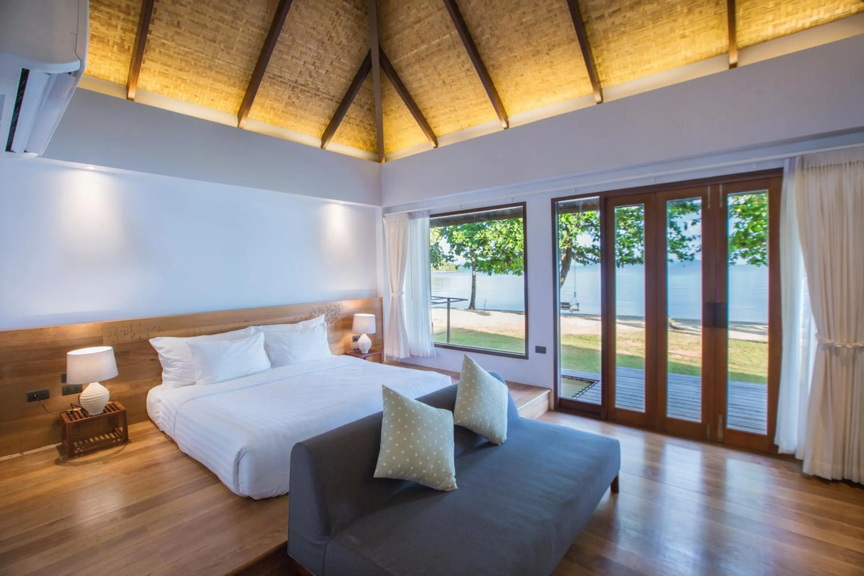 Photo of the whole room, Bed in Mira Montra Resort Koh Mak