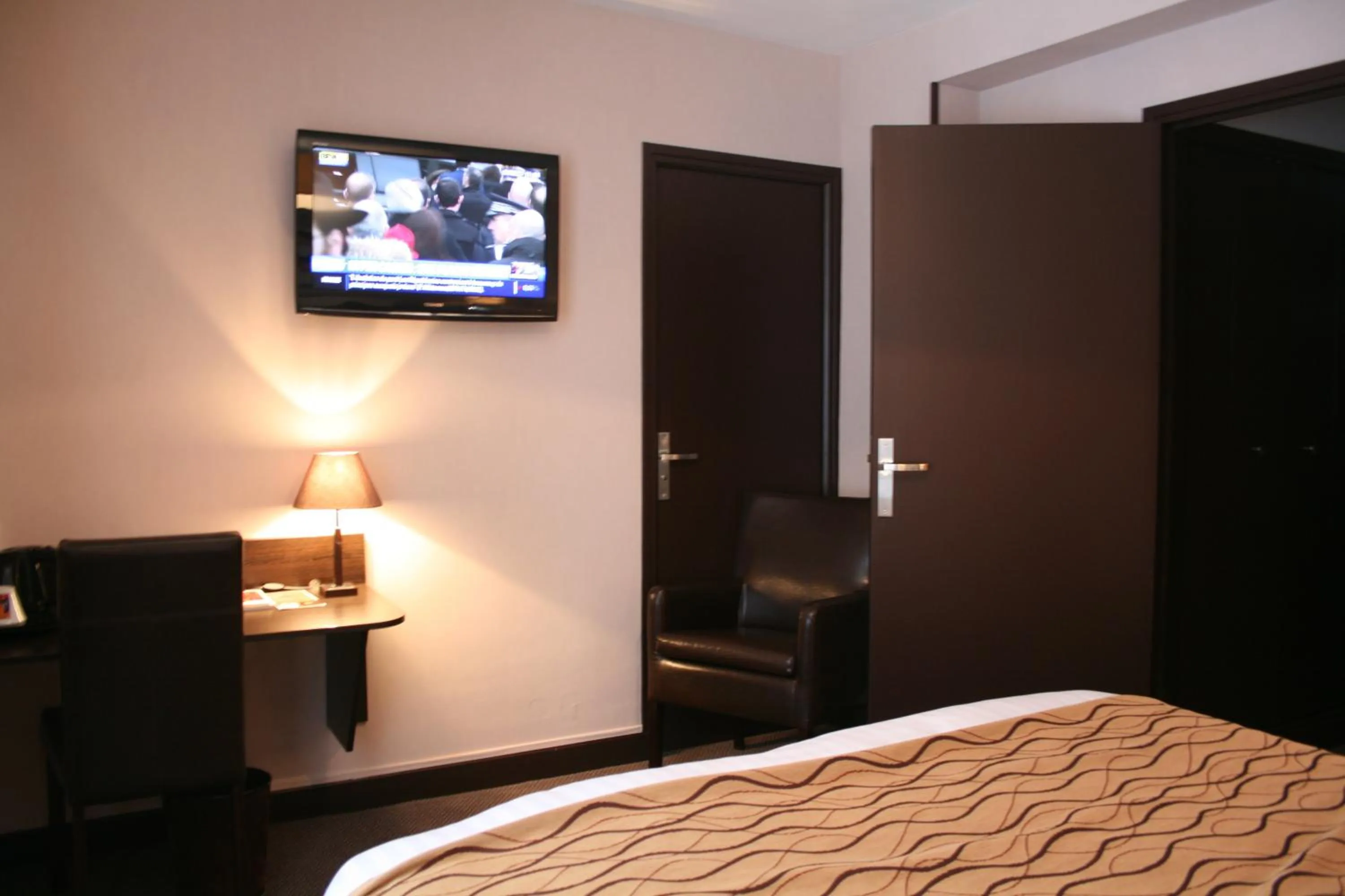 Bed in Auberge de la Petite Ferme, Super-Besse Est, The Originals Relais