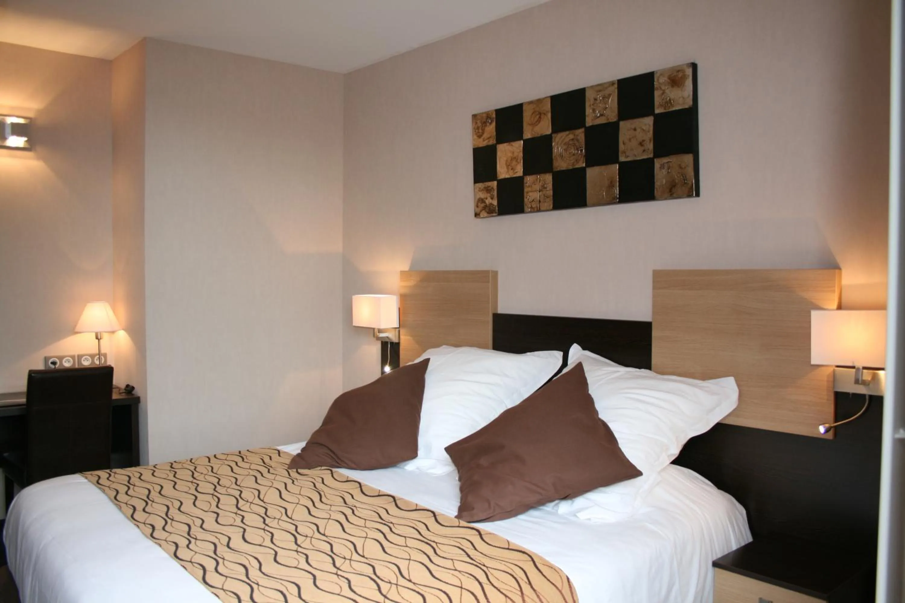 Photo of the whole room, Bed in Auberge de la Petite Ferme, Super-Besse Est, The Originals Relais