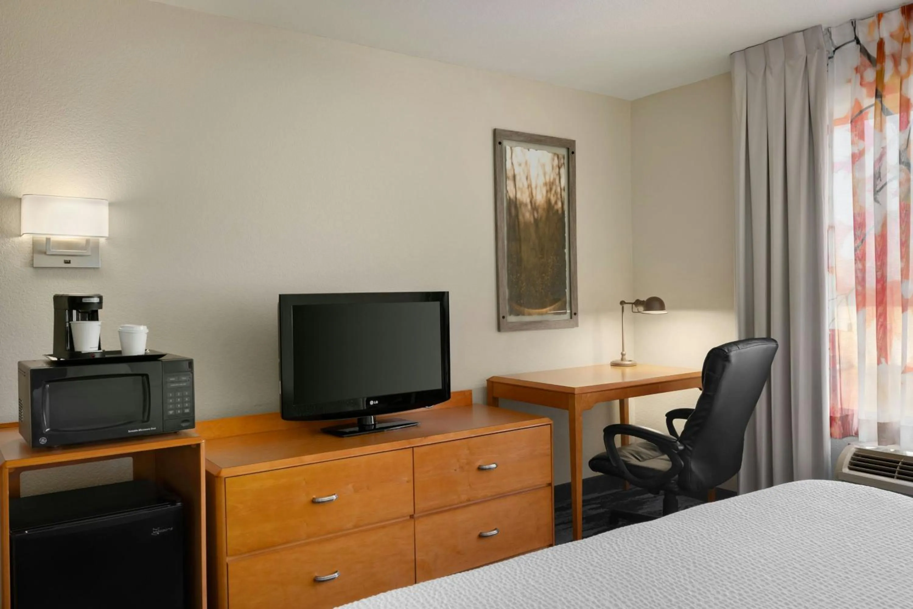 Photo of the whole room, Bed in Fairfield Inn & Suites by Marriott Springdale