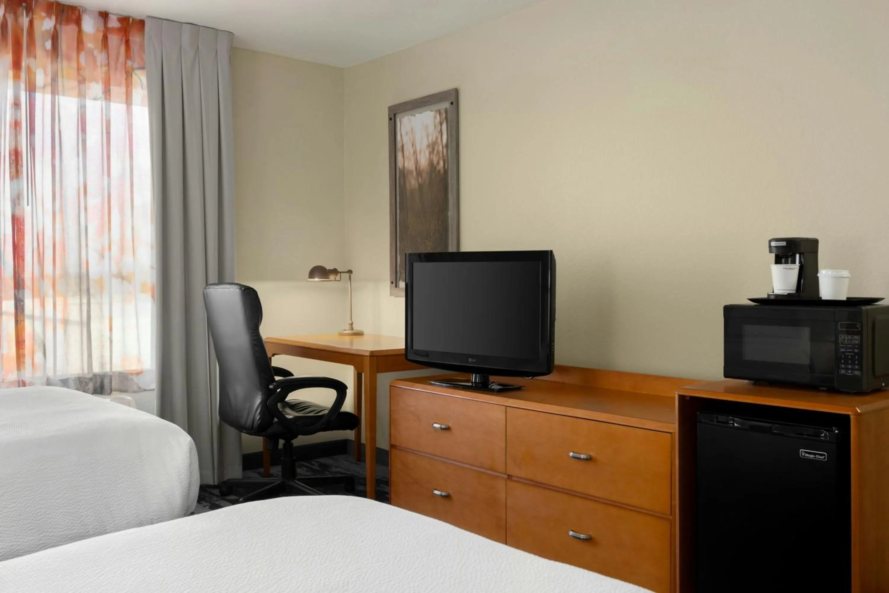 Photo of the whole room, Bed in Fairfield Inn & Suites by Marriott Springdale