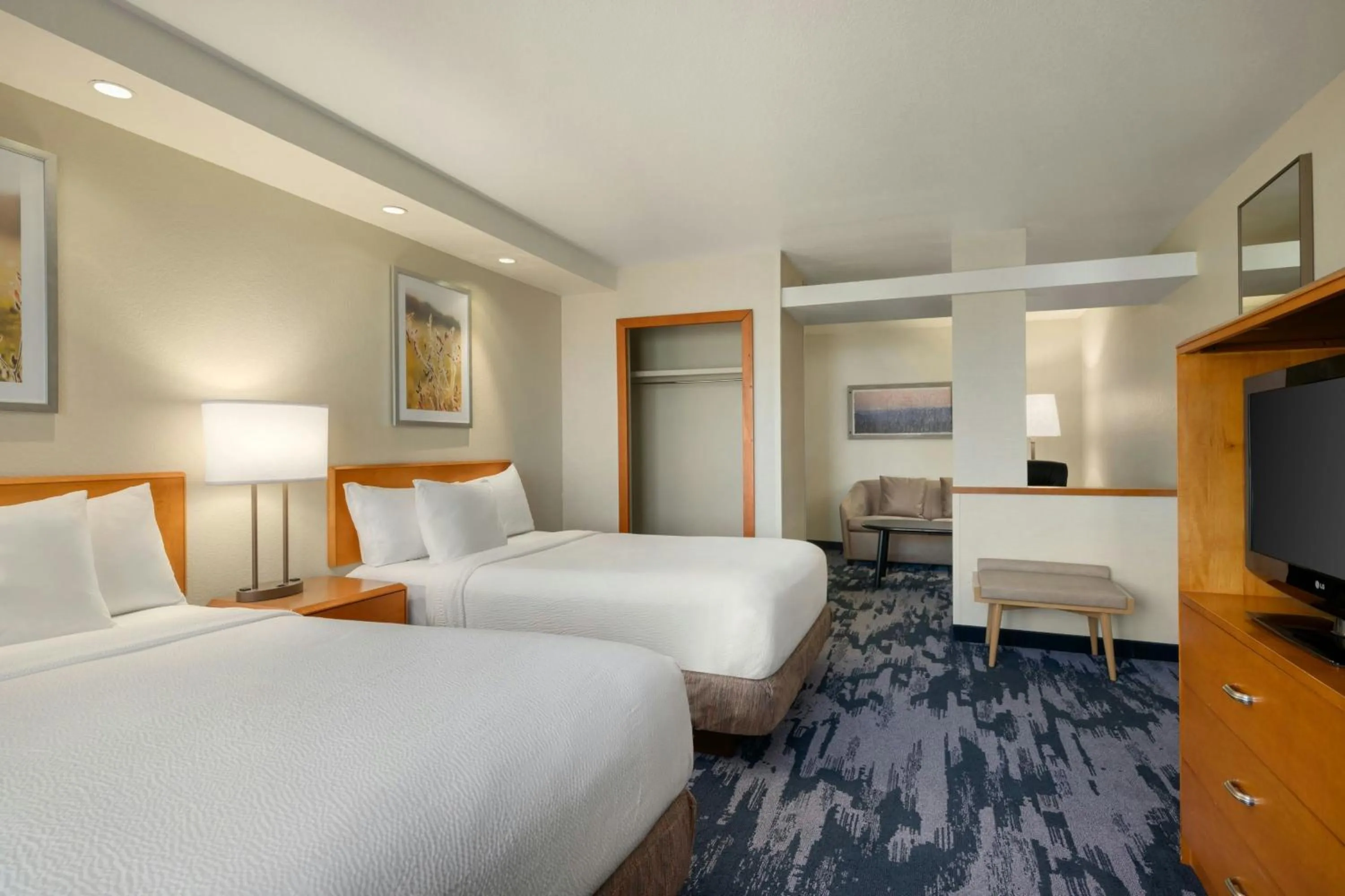 Photo of the whole room, Bed in Fairfield Inn & Suites by Marriott Springdale