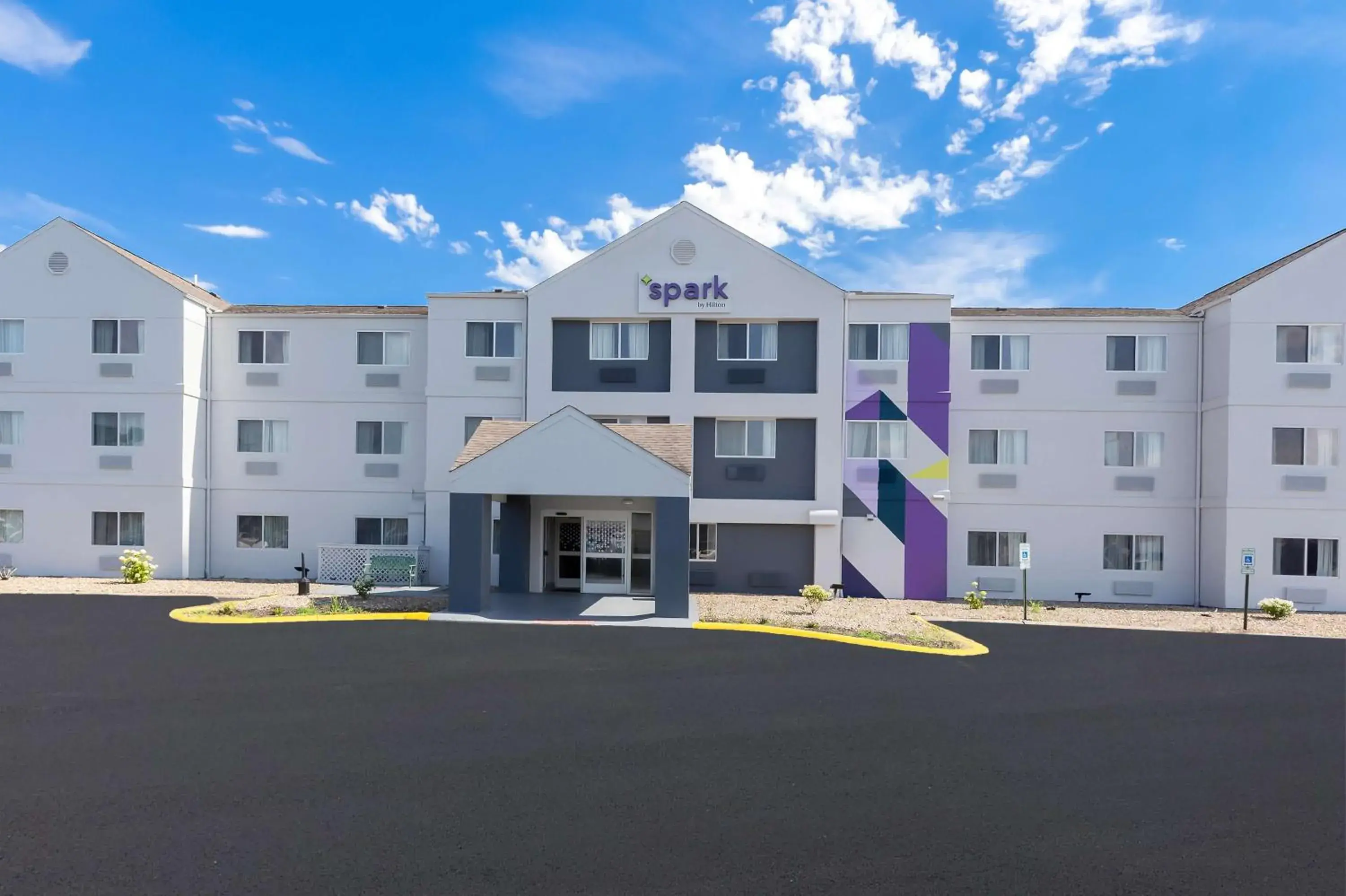 Property building in Spark by Hilton Springfield Southwest Property building in Spark by Hilton Springfield Southwest