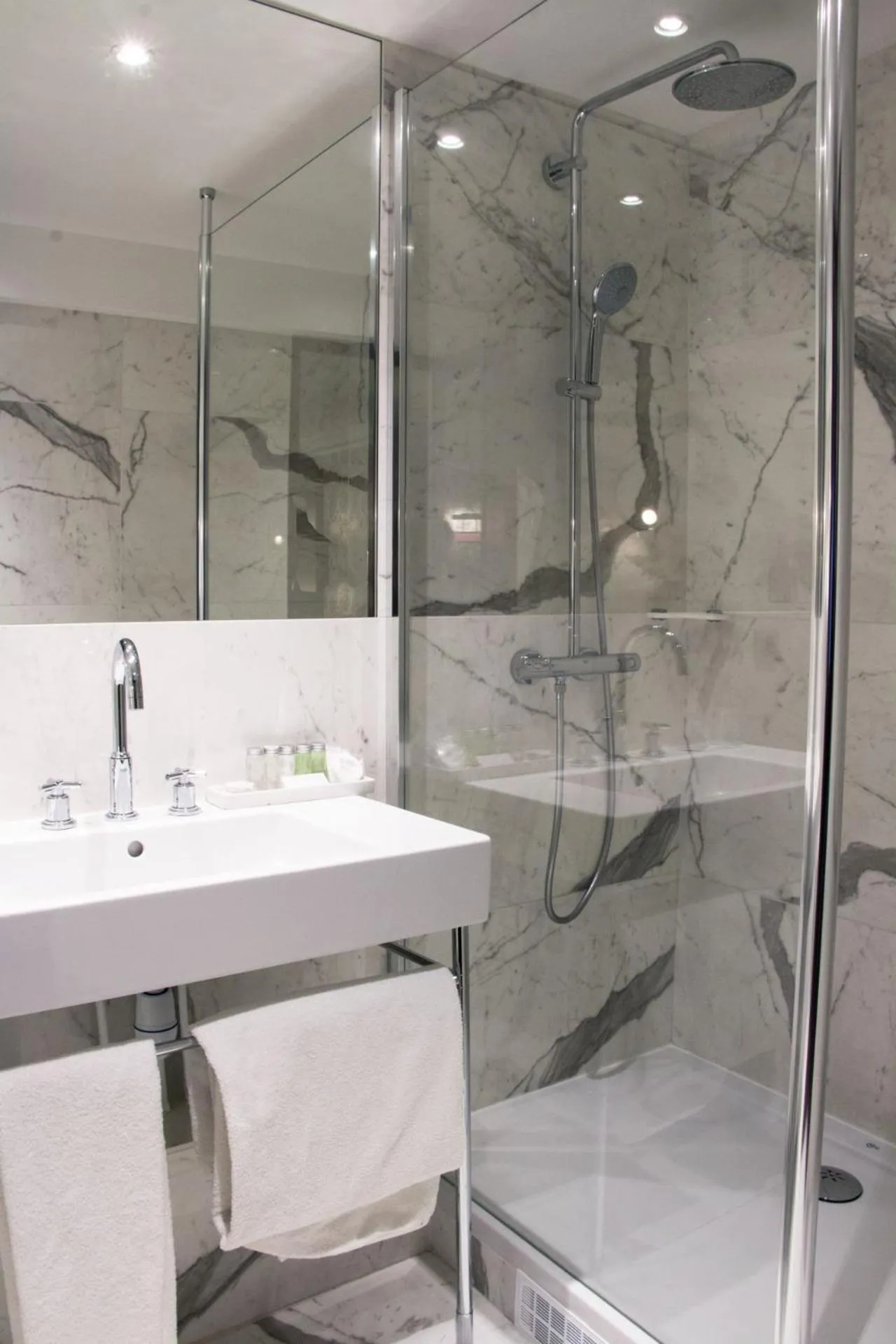 Bathroom in Grand Hotel de l'Opera - BW Premier Collection