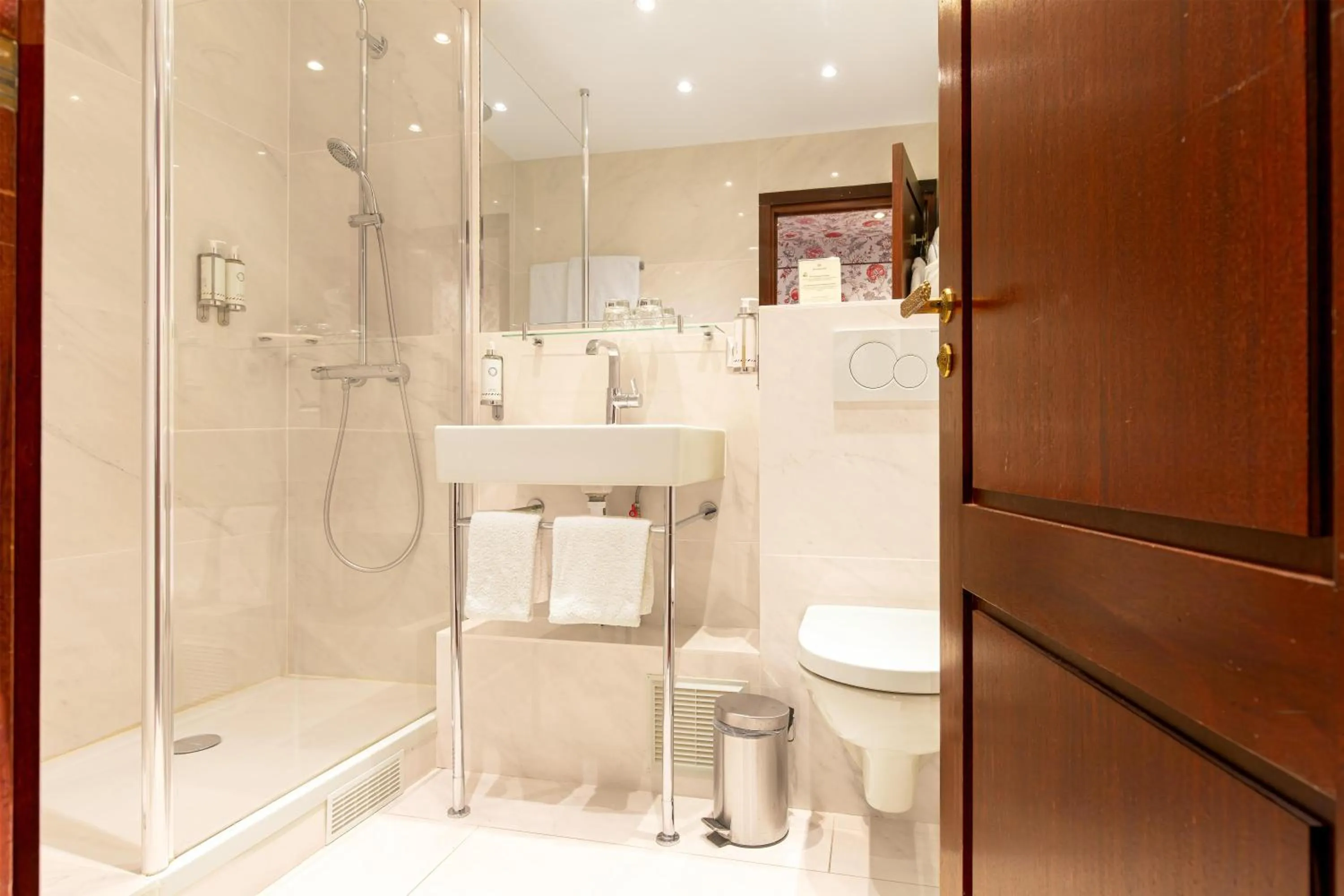 Bathroom in Grand Hotel de l'Opera - BW Premier Collection