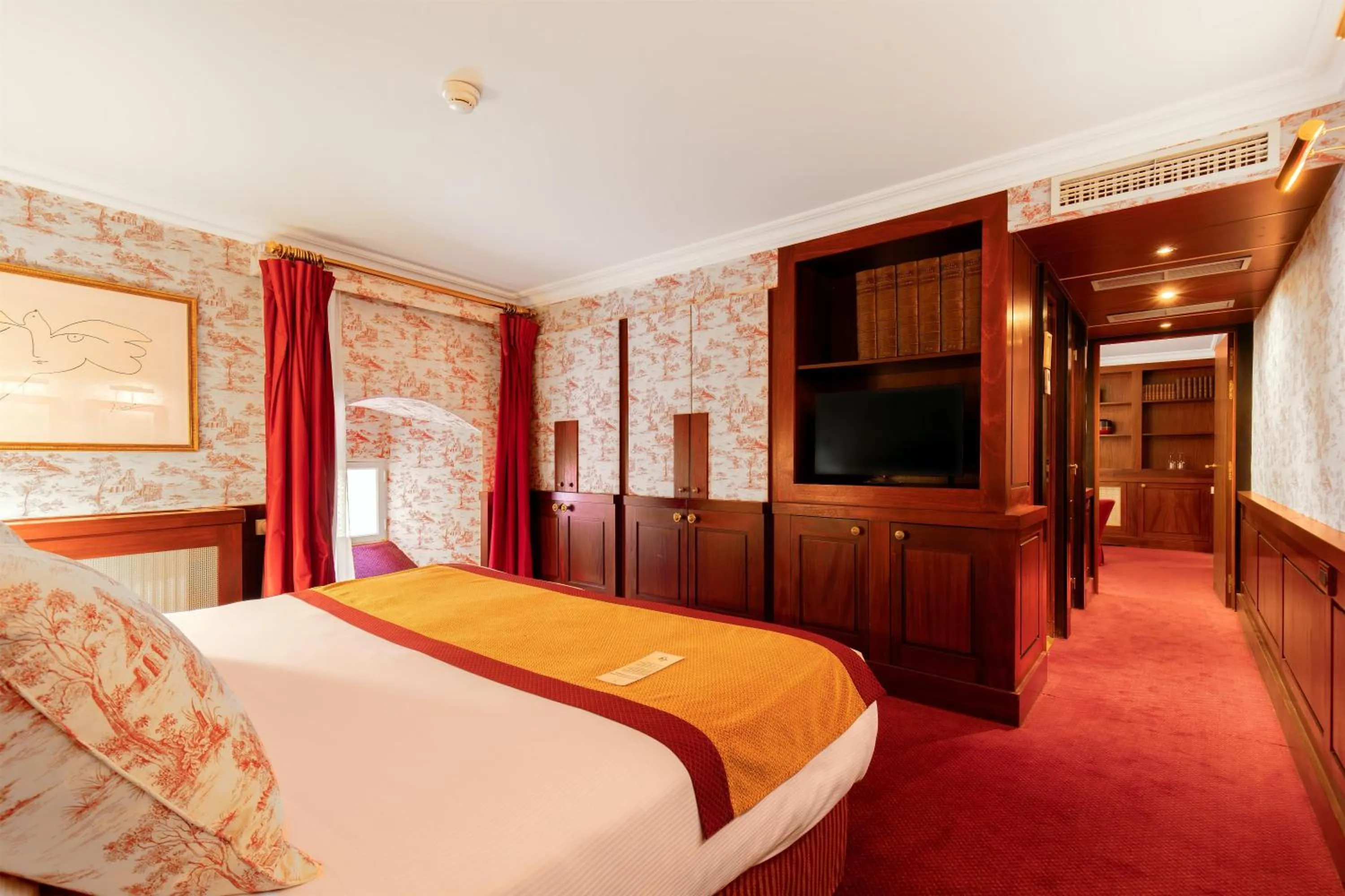 Photo of the whole room, Bed in Grand Hotel de l'Opera - BW Premier Collection