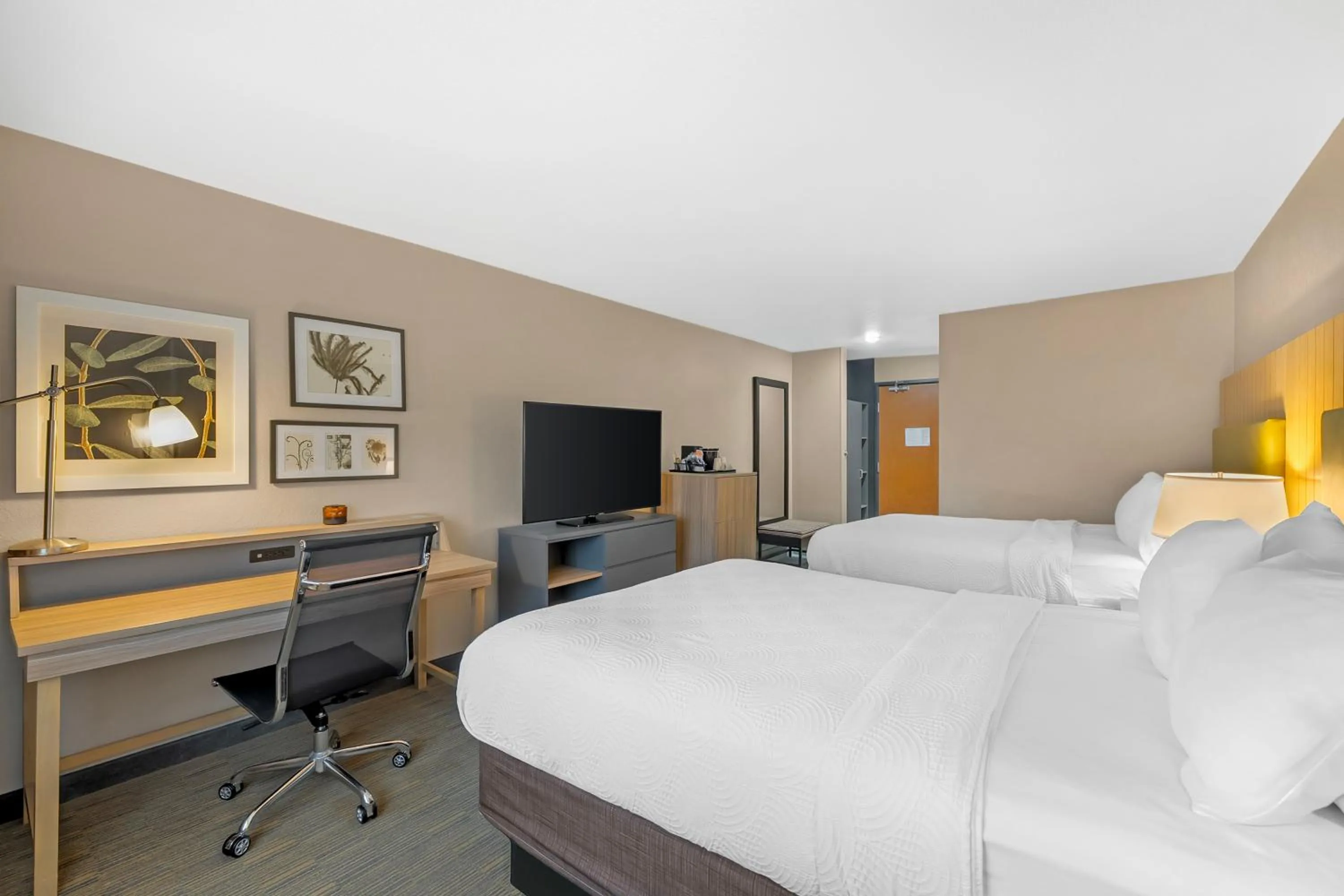 Bed in Country Inn & Suites by Radisson, Fairview Heights, IL