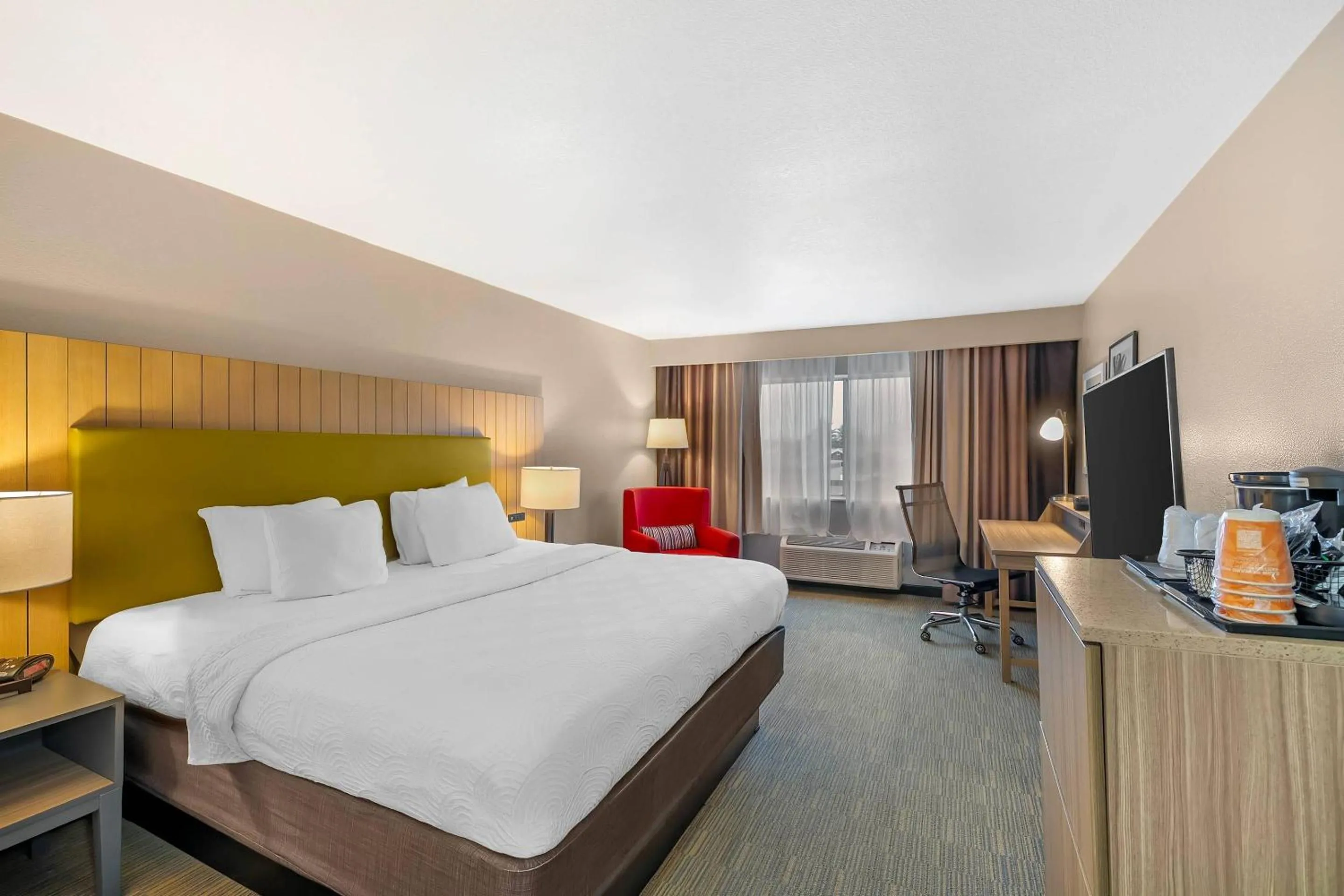 Bedroom, Bed in Country Inn & Suites by Radisson, Fairview Heights, IL