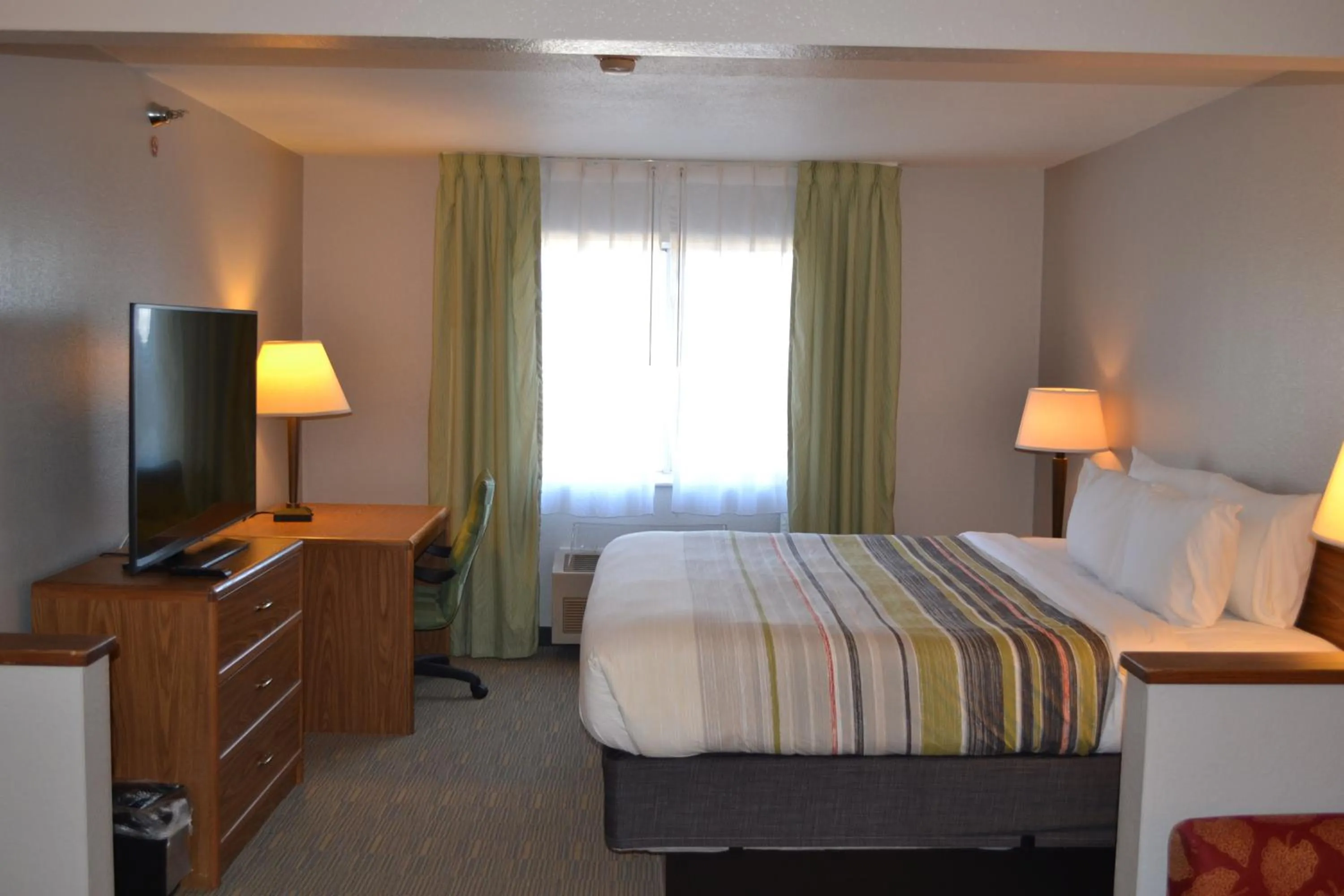 TV and multimedia, Bed in Country Inn & Suites by Radisson, Fairview Heights, IL