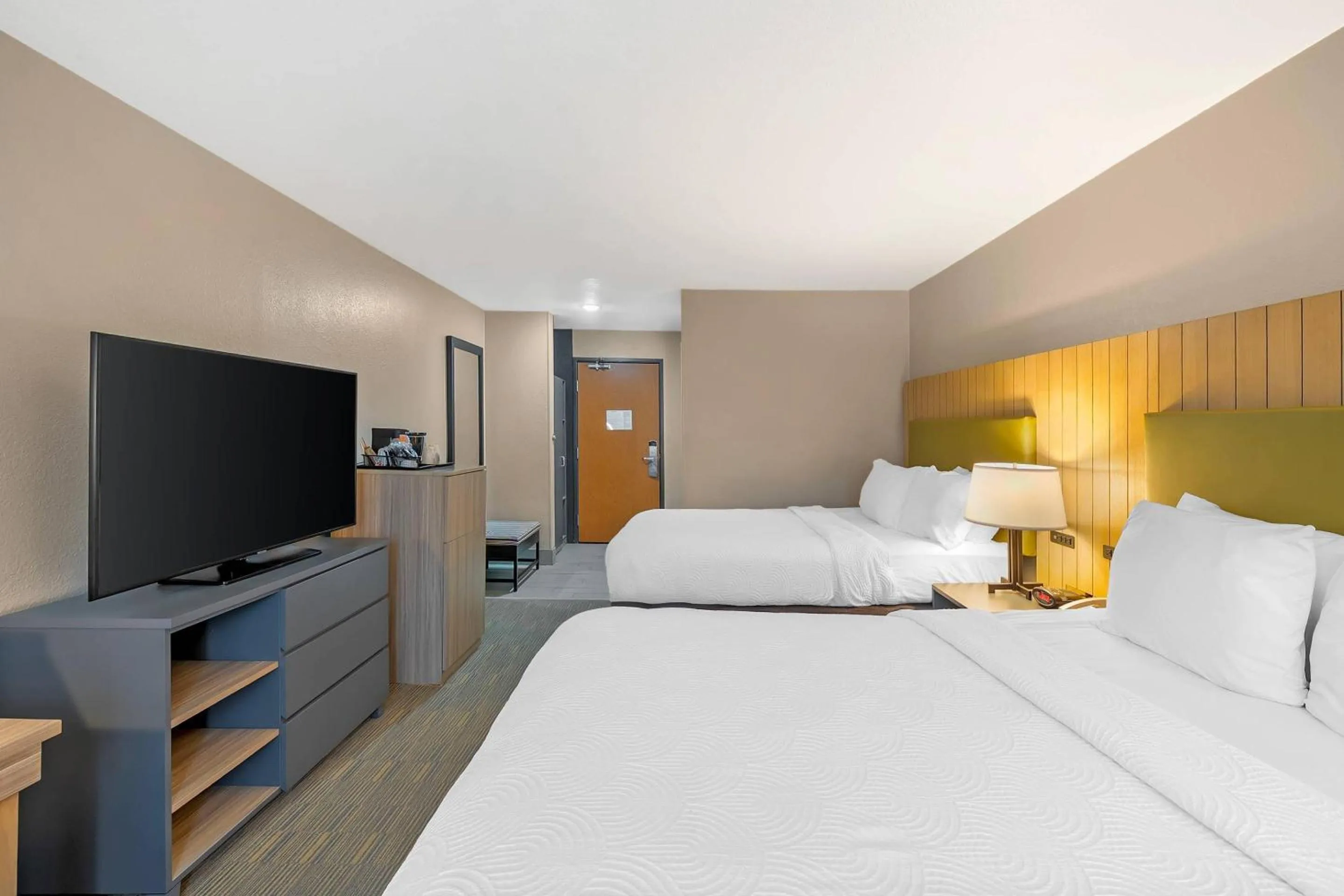 Bedroom, Bed in Country Inn & Suites by Radisson, Fairview Heights, IL