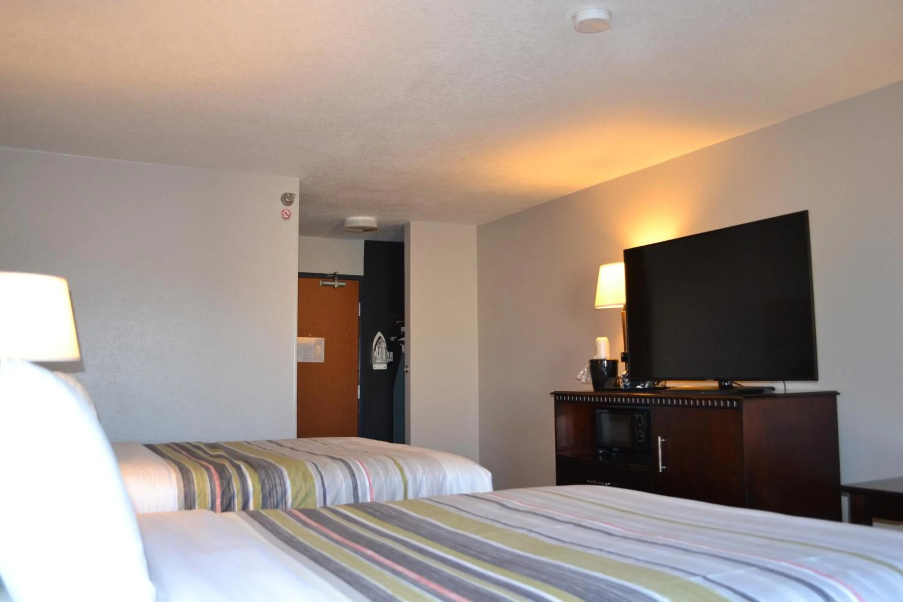 Bed in Country Inn & Suites by Radisson, Fairview Heights, IL