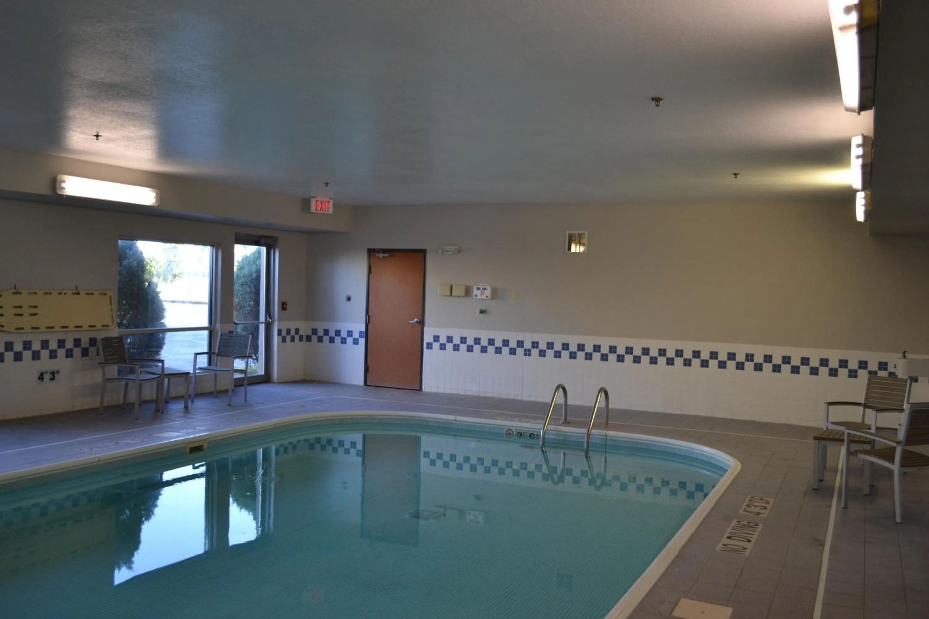 Swimming pool in Country Inn & Suites by Radisson, Fairview Heights, IL