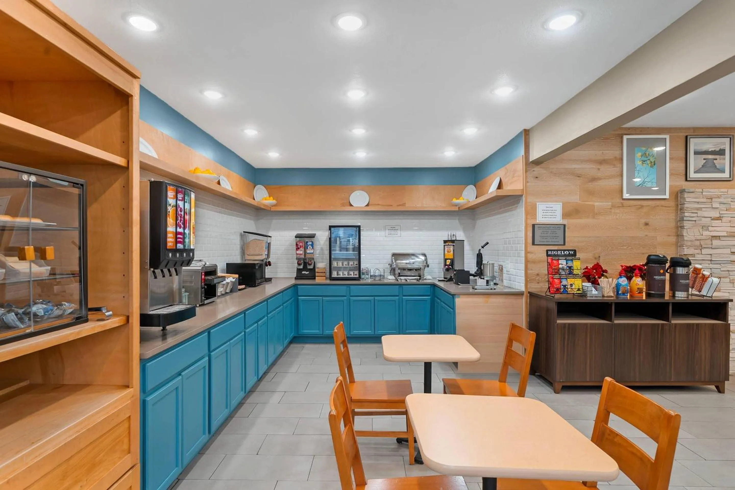 Breakfast in Country Inn & Suites by Radisson, Fairview Heights, IL