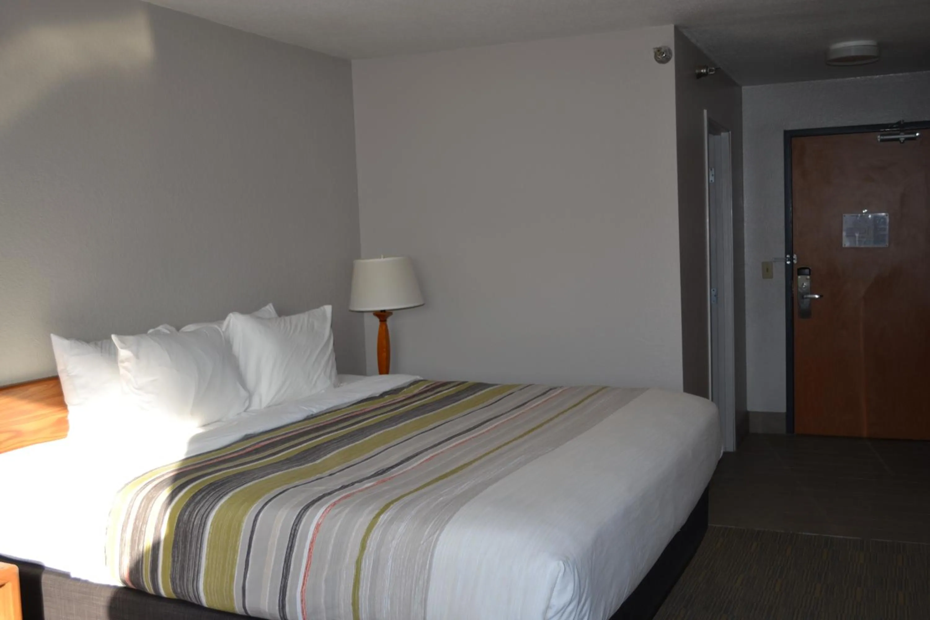 Photo of the whole room, Bed in Country Inn & Suites by Radisson, Fairview Heights, IL