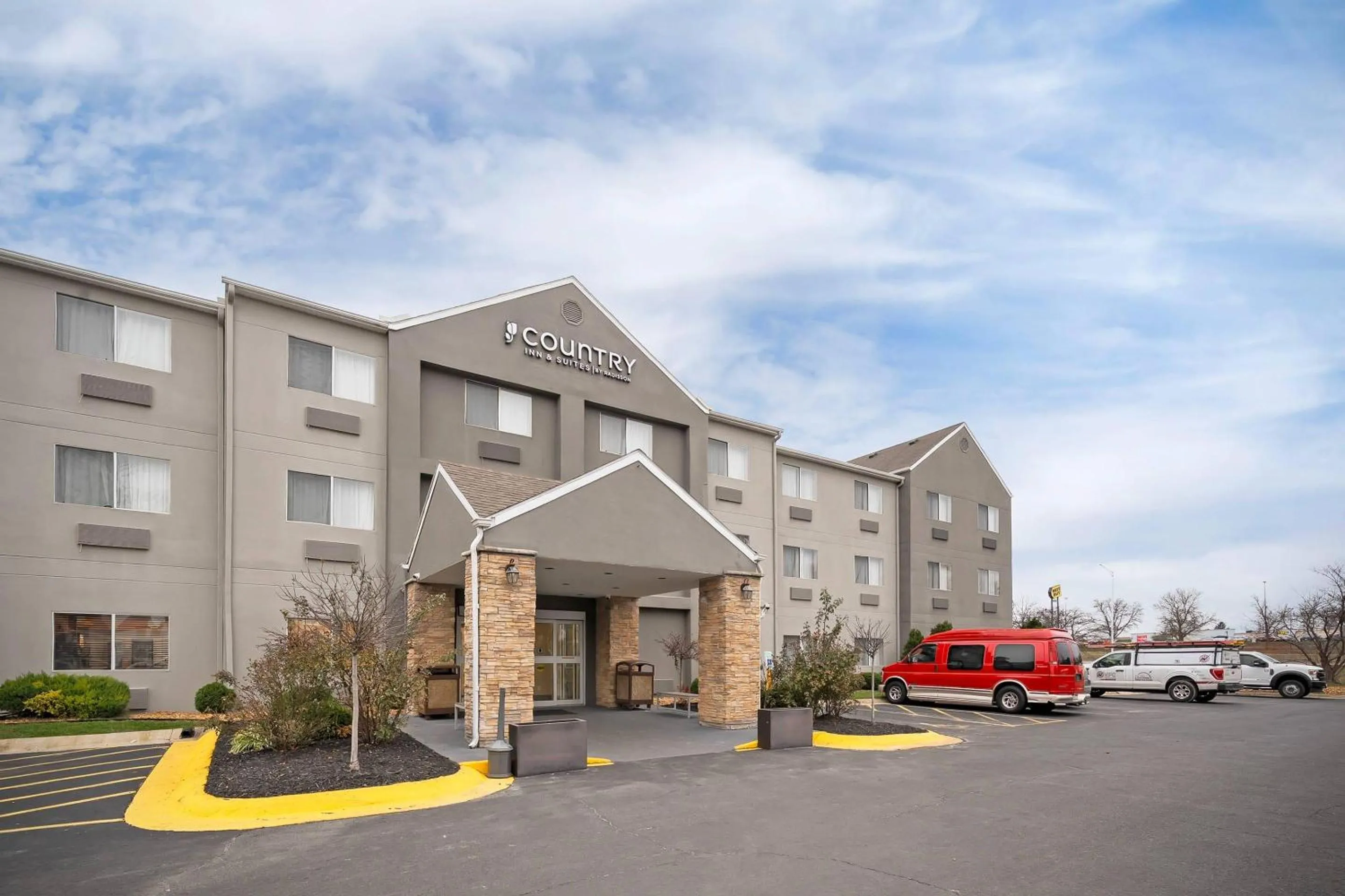 Property building in Country Inn & Suites by Radisson, Fairview Heights, IL