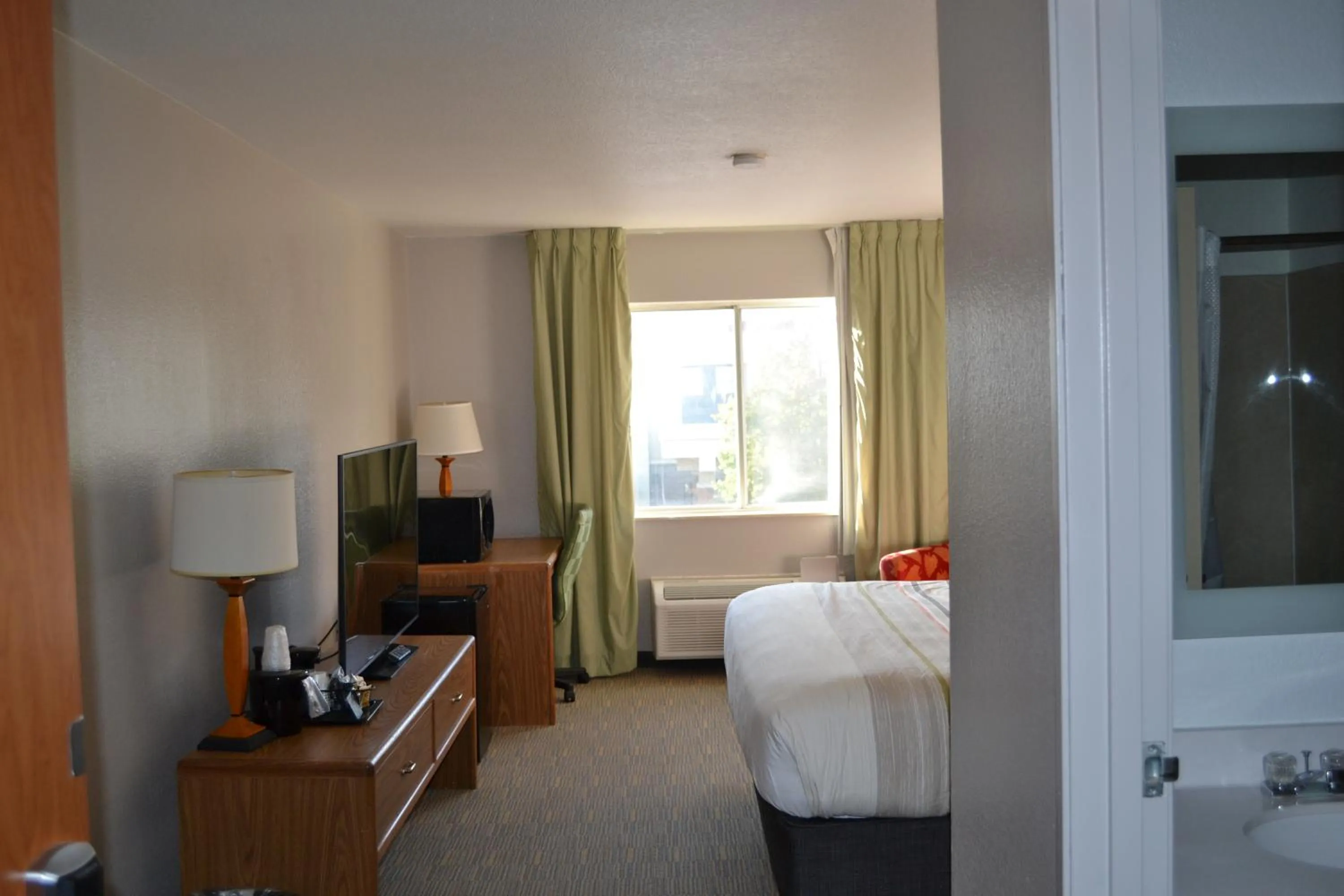 Photo of the whole room, Bed in Country Inn & Suites by Radisson, Fairview Heights, IL