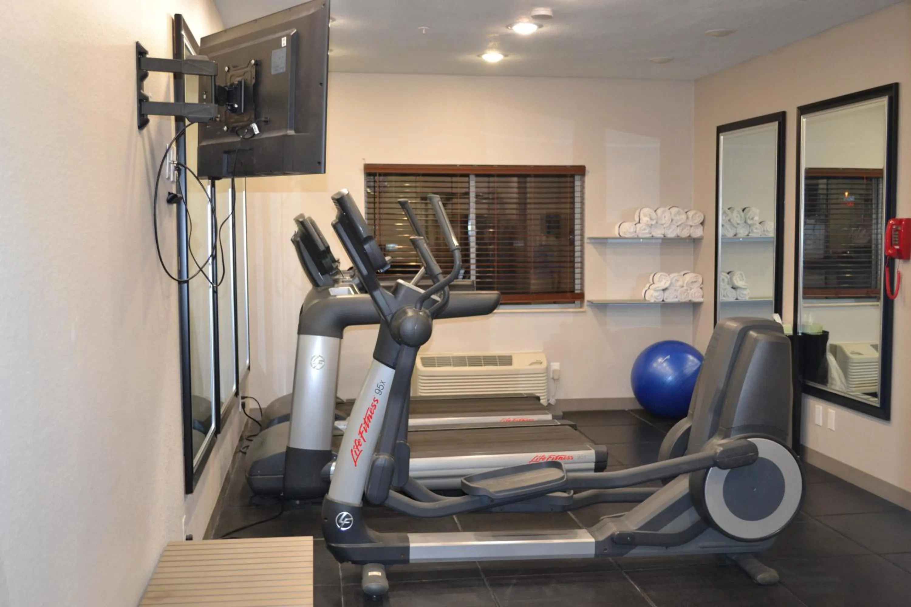 Fitness centre/facilities in Country Inn & Suites by Radisson, Fairview Heights, IL