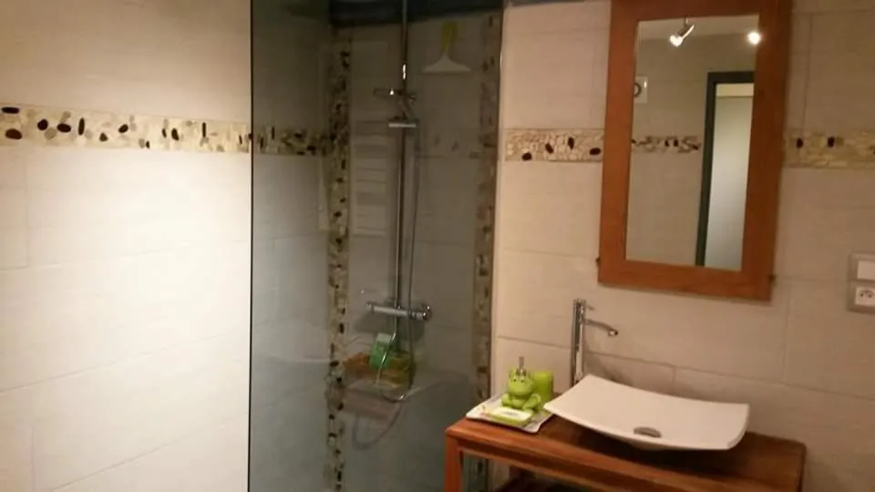 Shower in La CRAPOUNETTE