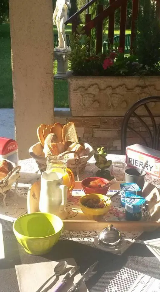 Continental breakfast in La CRAPOUNETTE