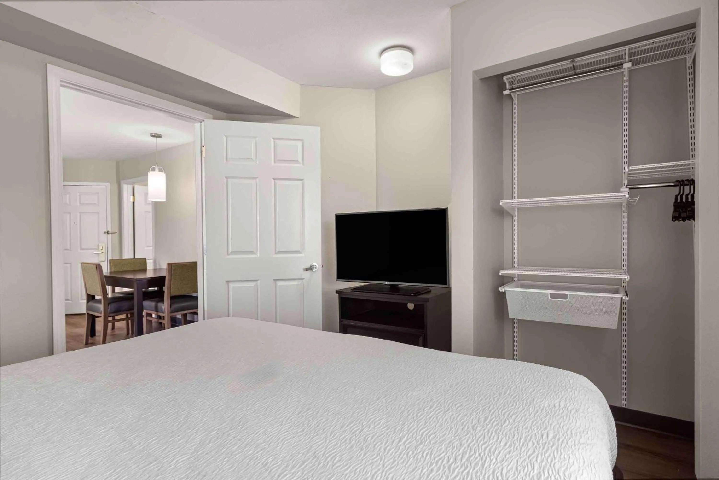 Bedroom, Bed in Extended Stay America Suites - St Louis - Fenton