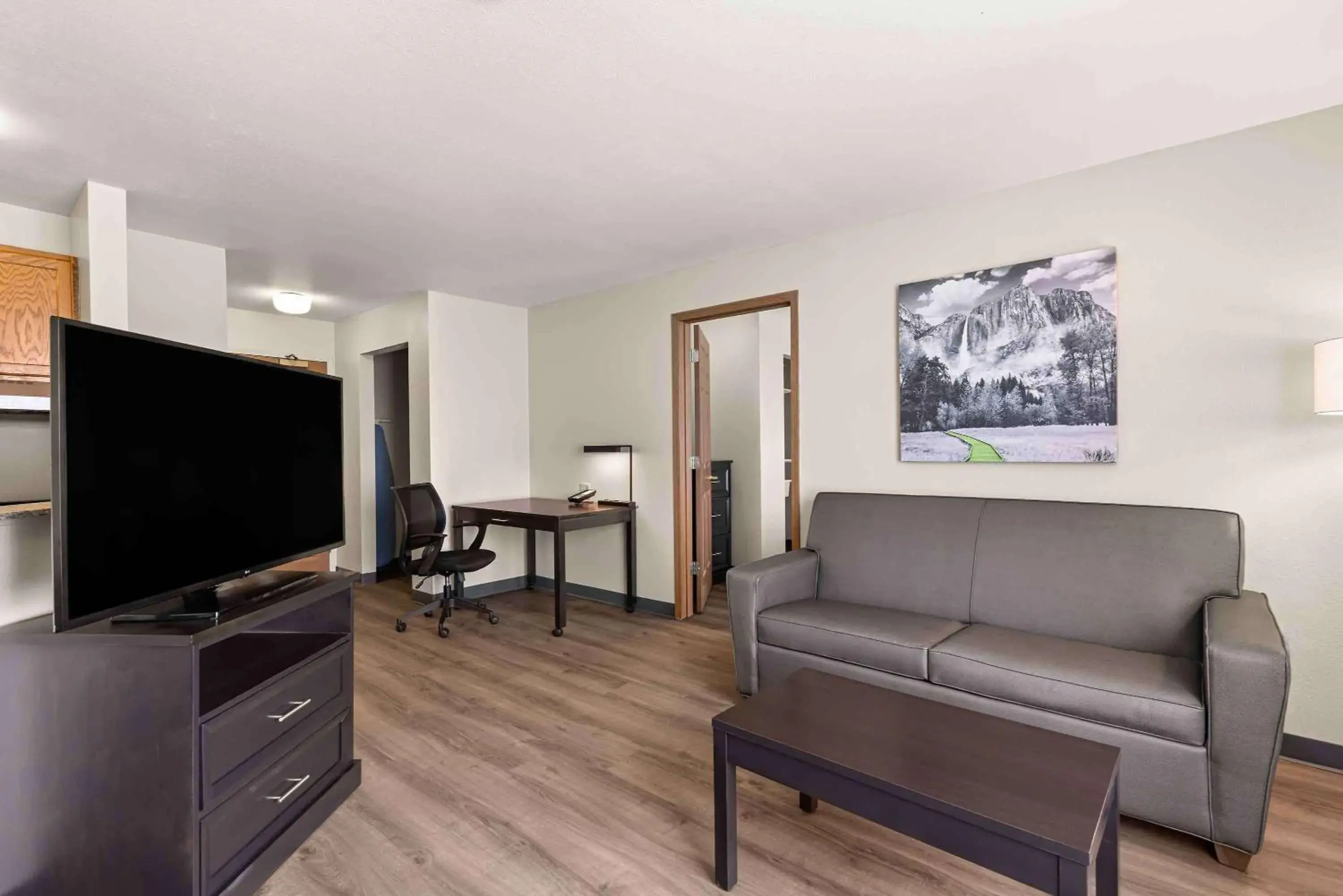 Bedroom in Extended Stay America Suites - St Louis - Fenton Bedroom in Extended Stay America Suites - St Louis - Fenton