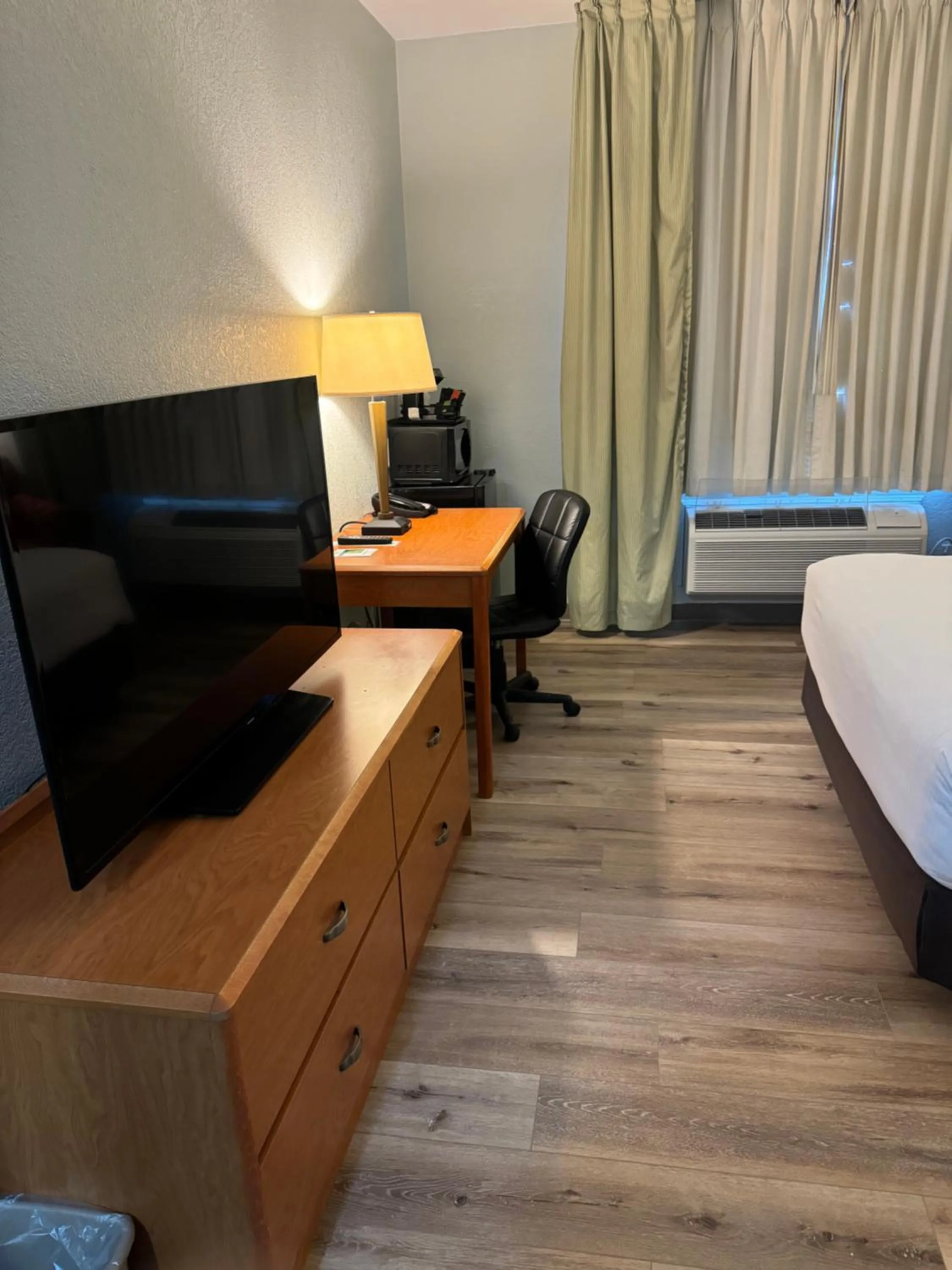 TV and multimedia, Bed in Wingate by Wyndham Sioux City