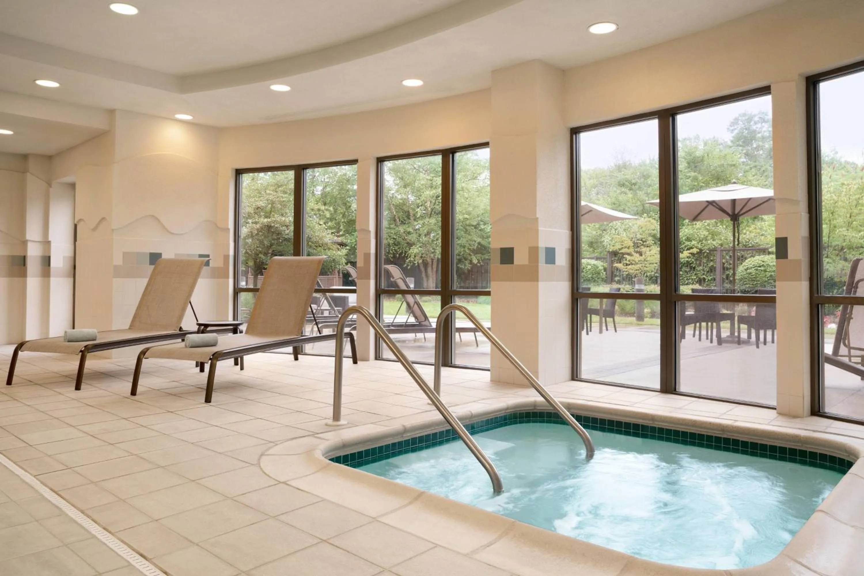 Swimming pool in Courtyard by Marriott Middletown Goshen
