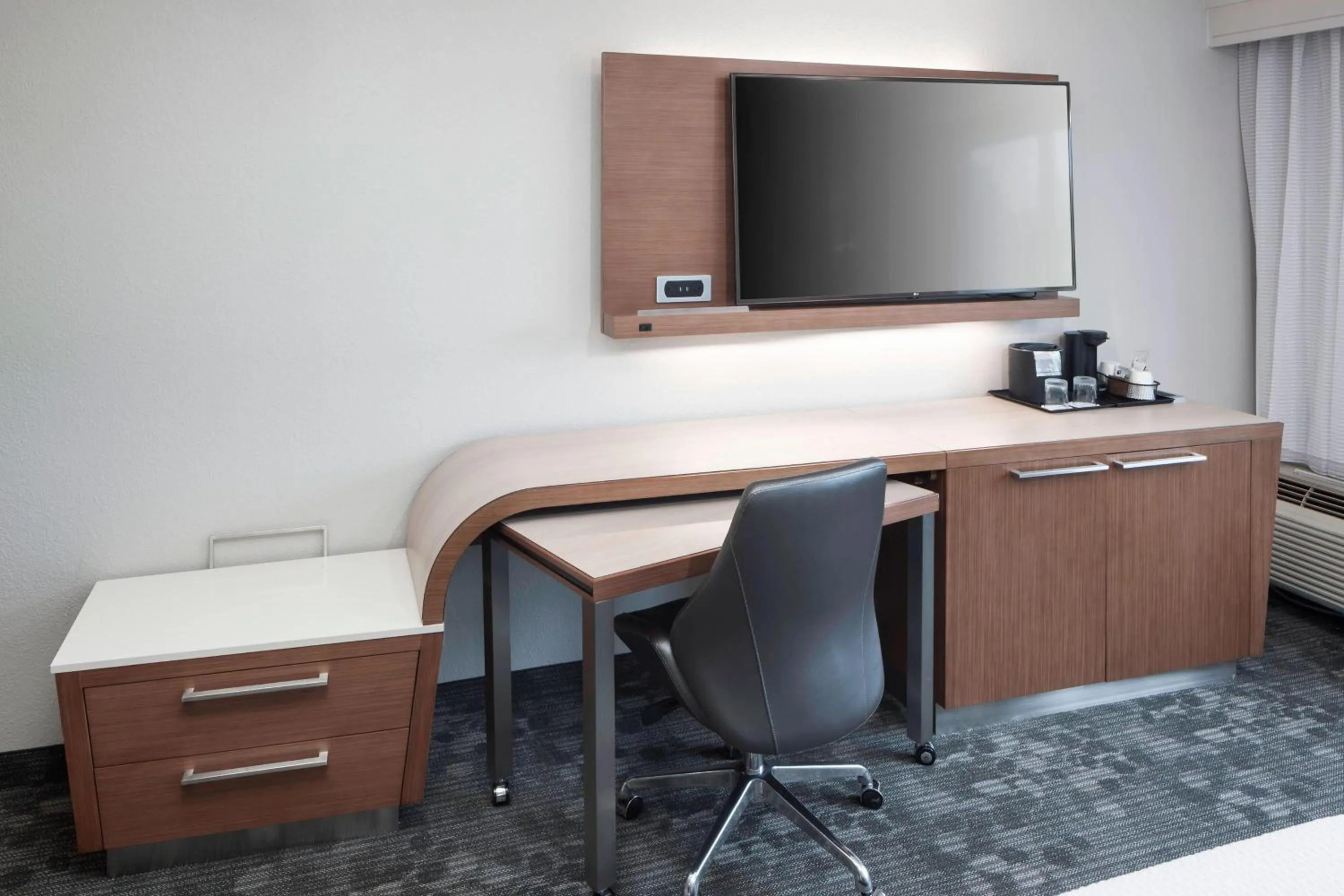 Photo of the whole room in Courtyard Tuscaloosa