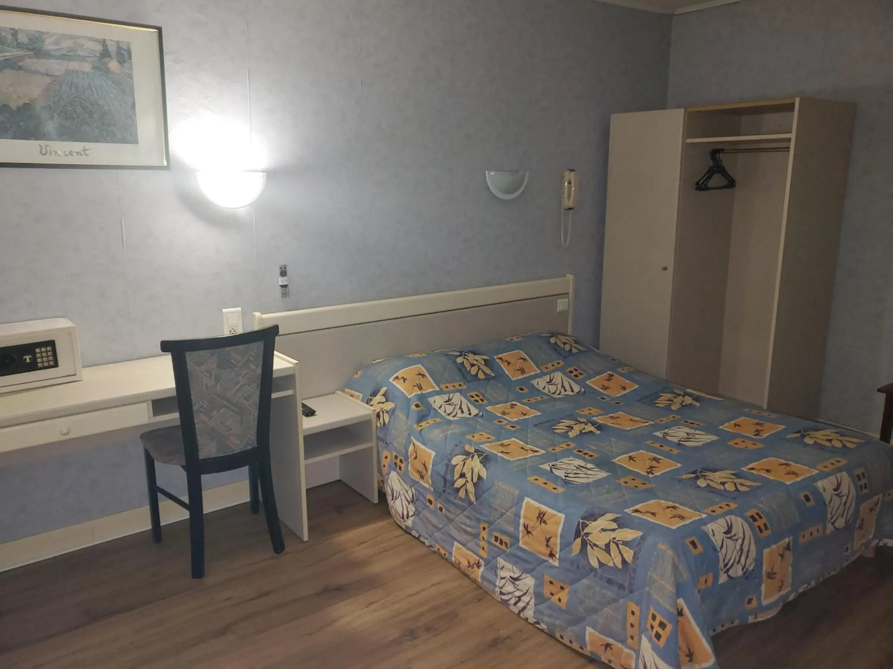 Double Room in Hotel des Voyageurs Double Room in Hotel des Voyageurs