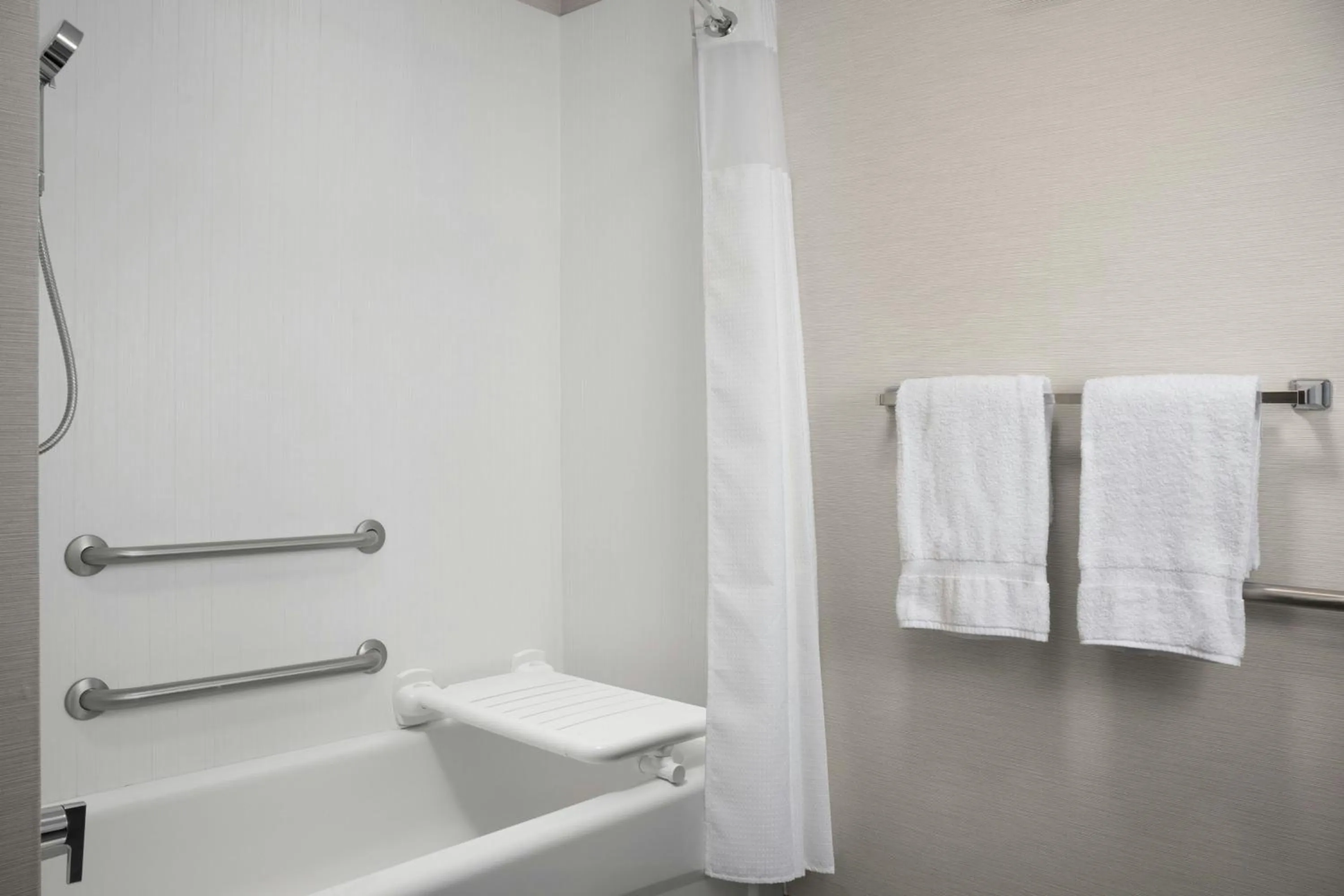Bathroom in Courtyard by Marriott Lakeland